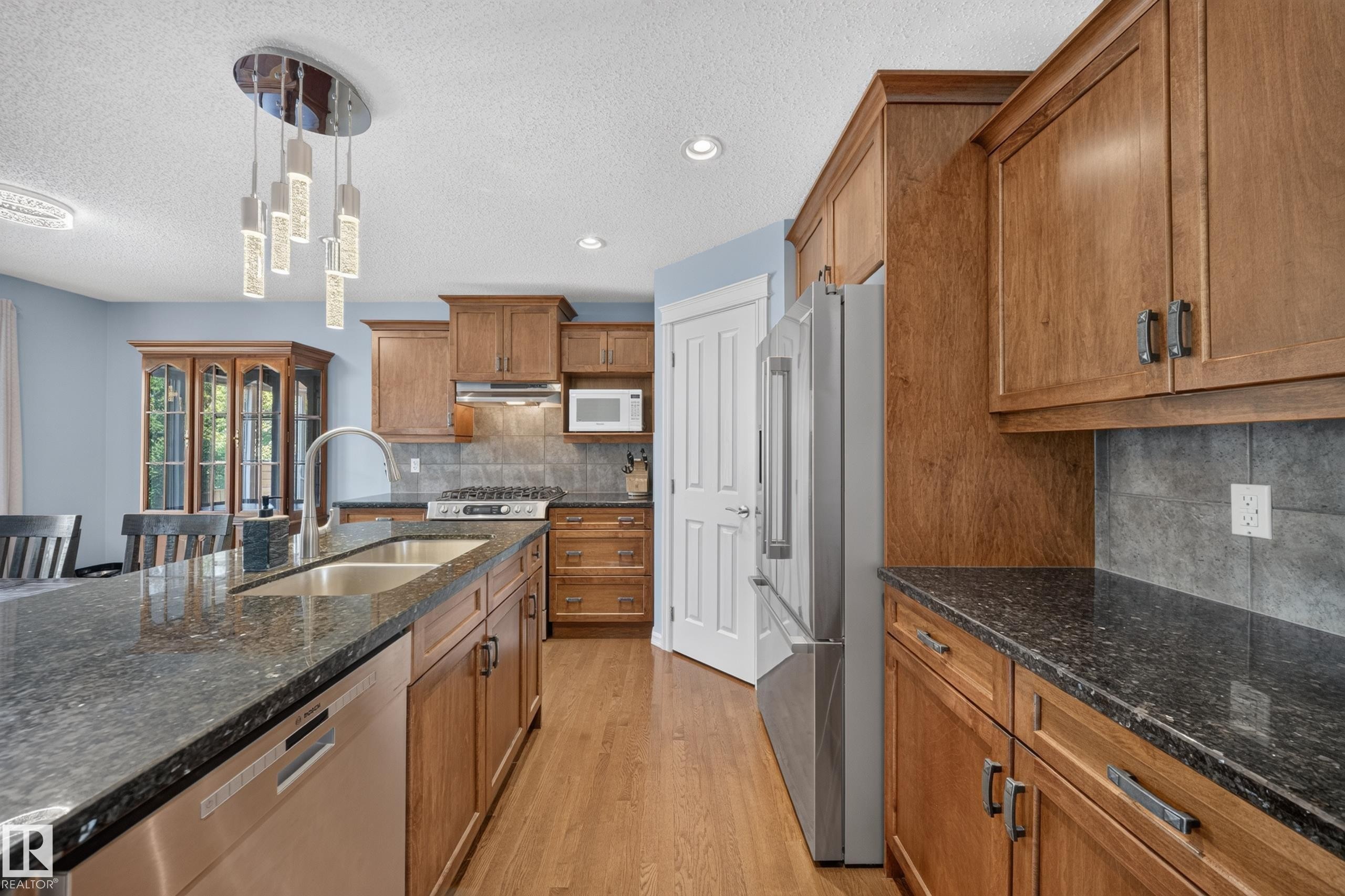 90 Rue Montalet, Beaumont, AB - Indoor Photo Showing Kitchen With Double Sink