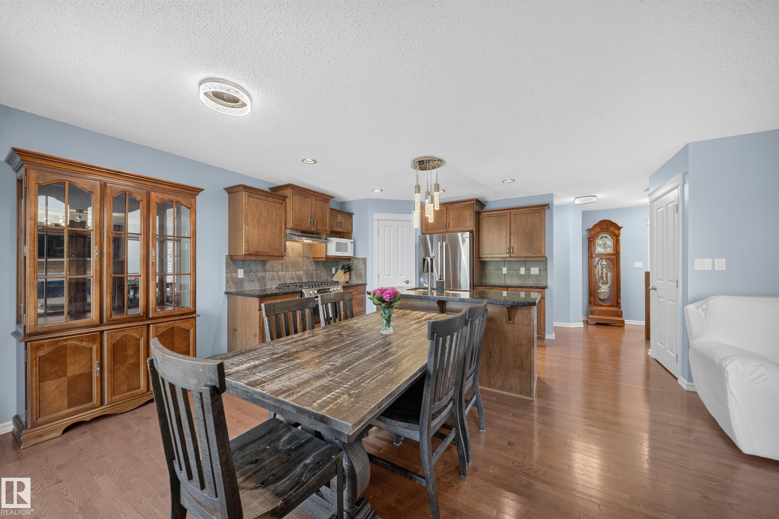 90 Rue Montalet, Beaumont, AB - Indoor Photo Showing Dining Room