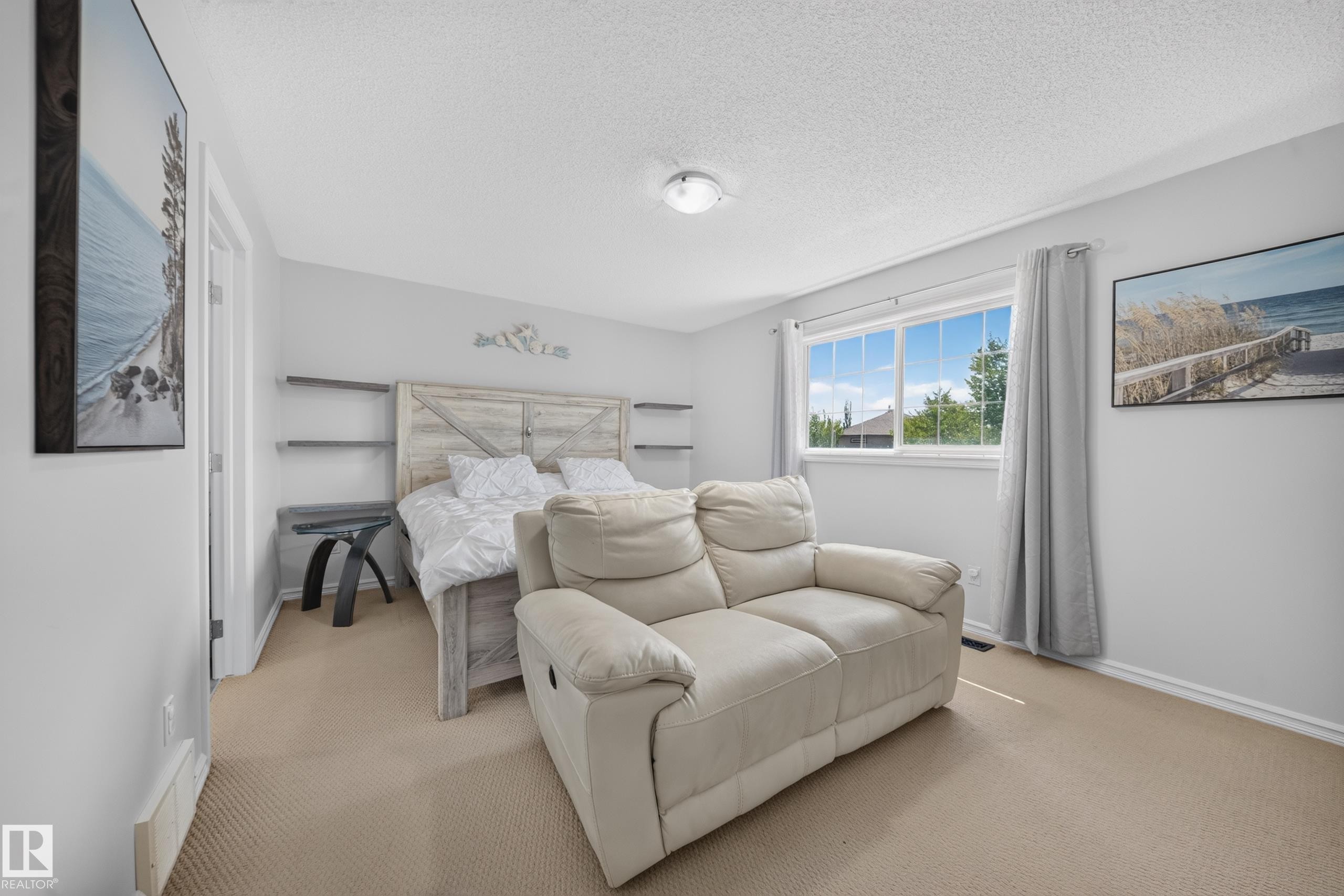 90 Rue Montalet, Beaumont, AB - Indoor Photo Showing Bedroom