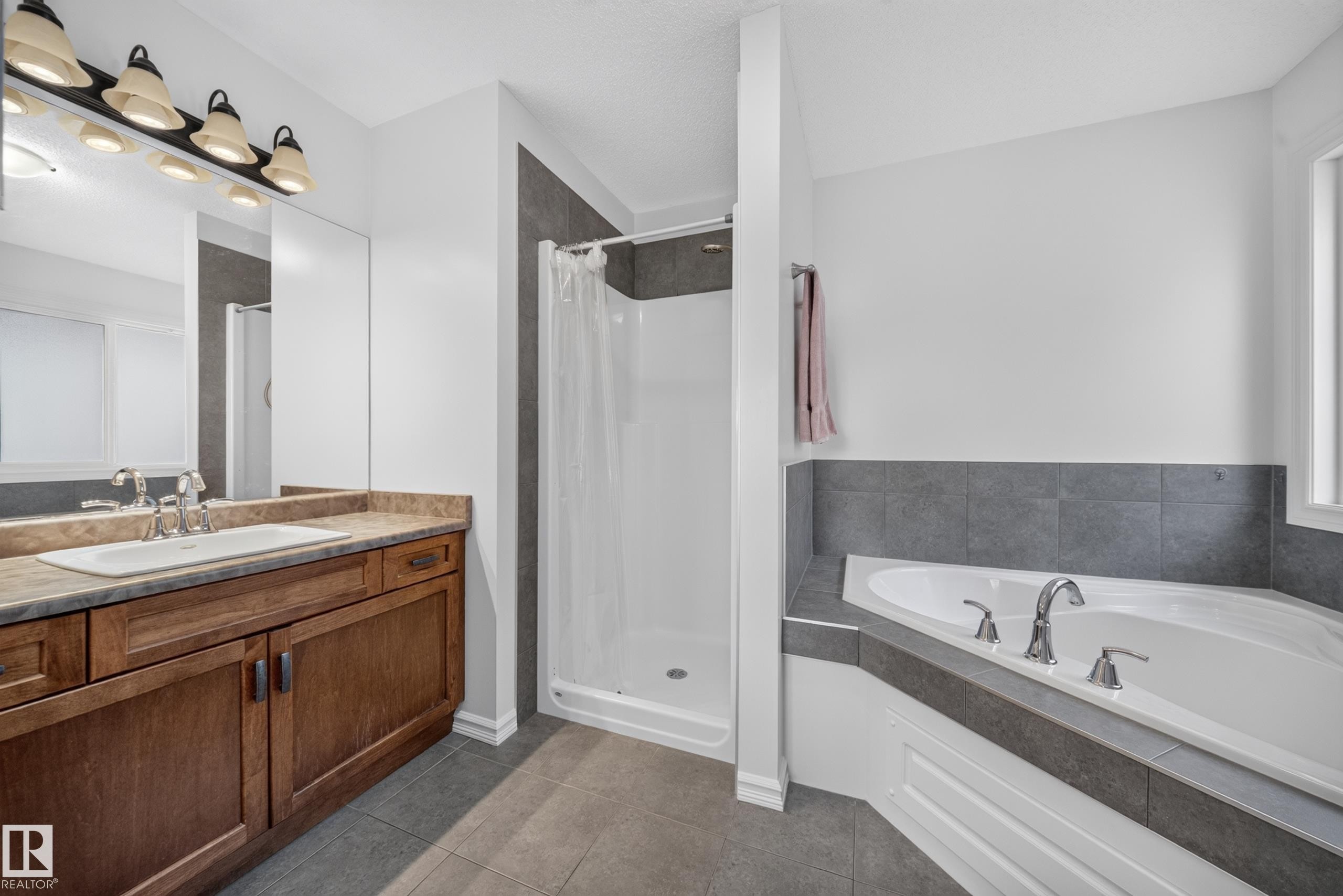 90 Rue Montalet, Beaumont, AB - Indoor Photo Showing Bathroom