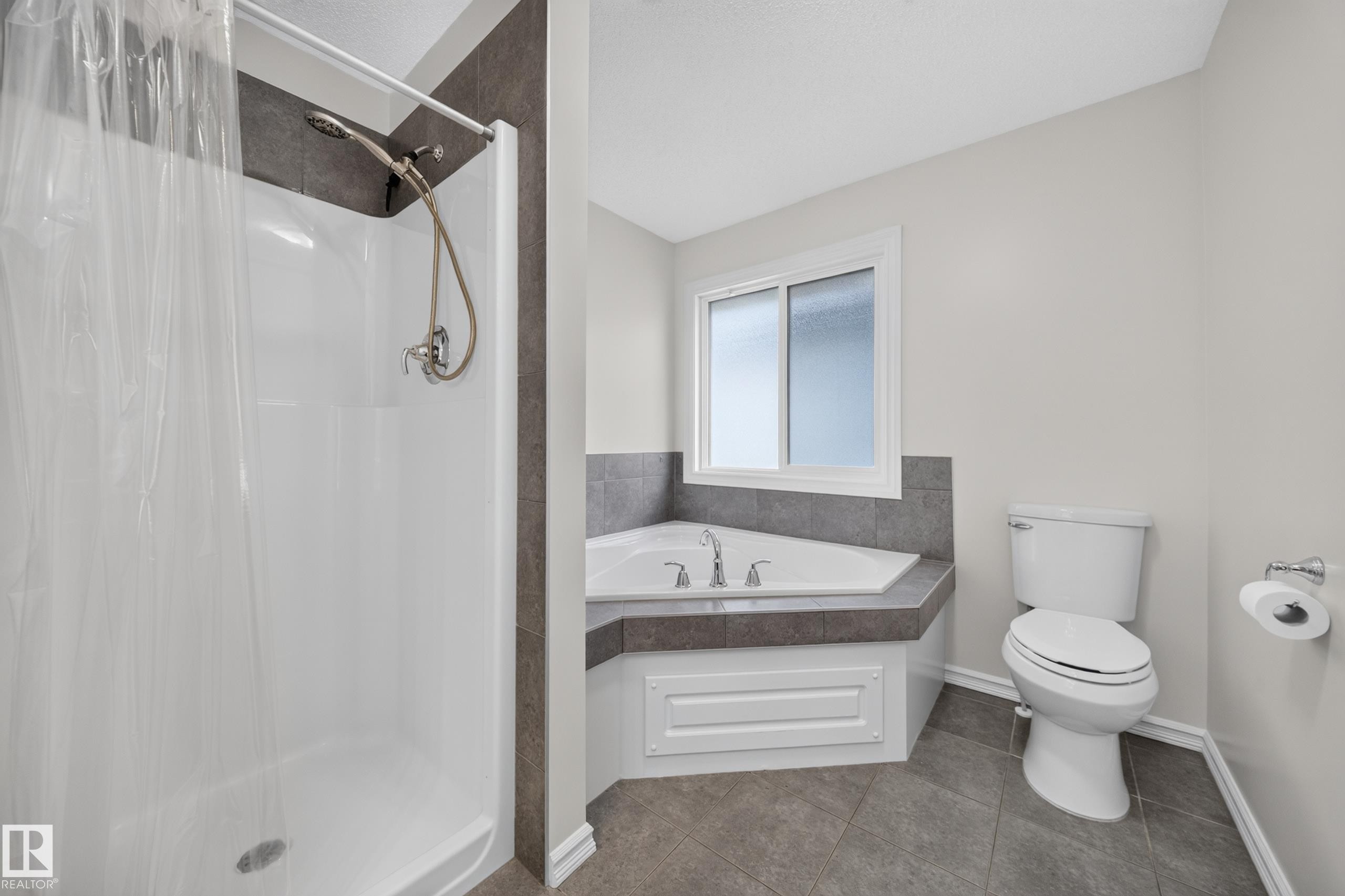 90 Rue Montalet, Beaumont, AB - Indoor Photo Showing Bathroom