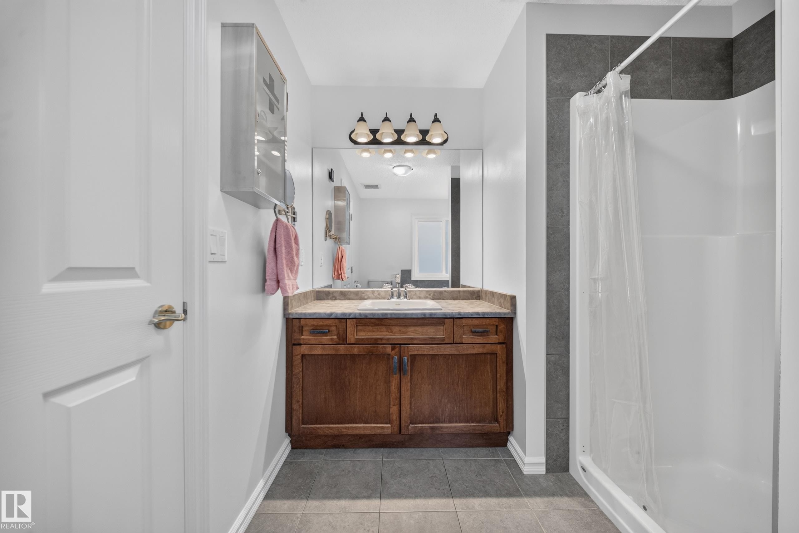 90 Rue Montalet, Beaumont, AB - Indoor Photo Showing Bathroom