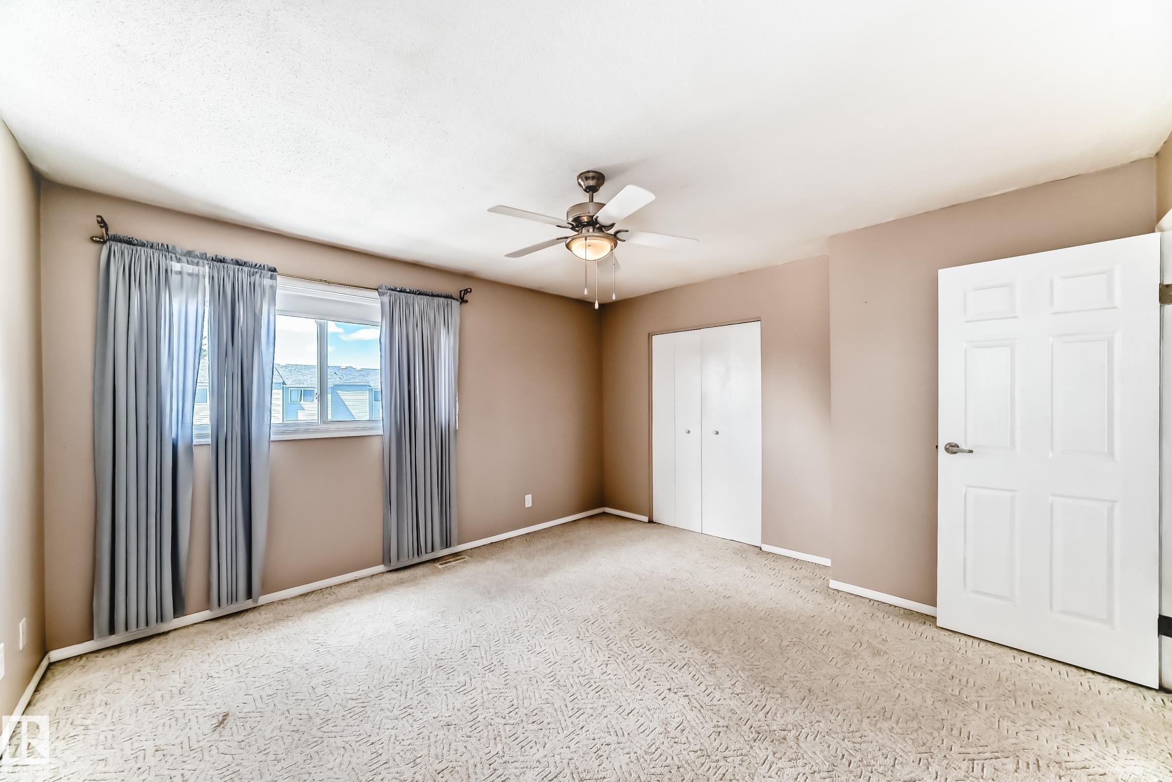 100 Dickinsfield Crest Nw, Edmonton, AB - Indoor Photo Showing Other Room