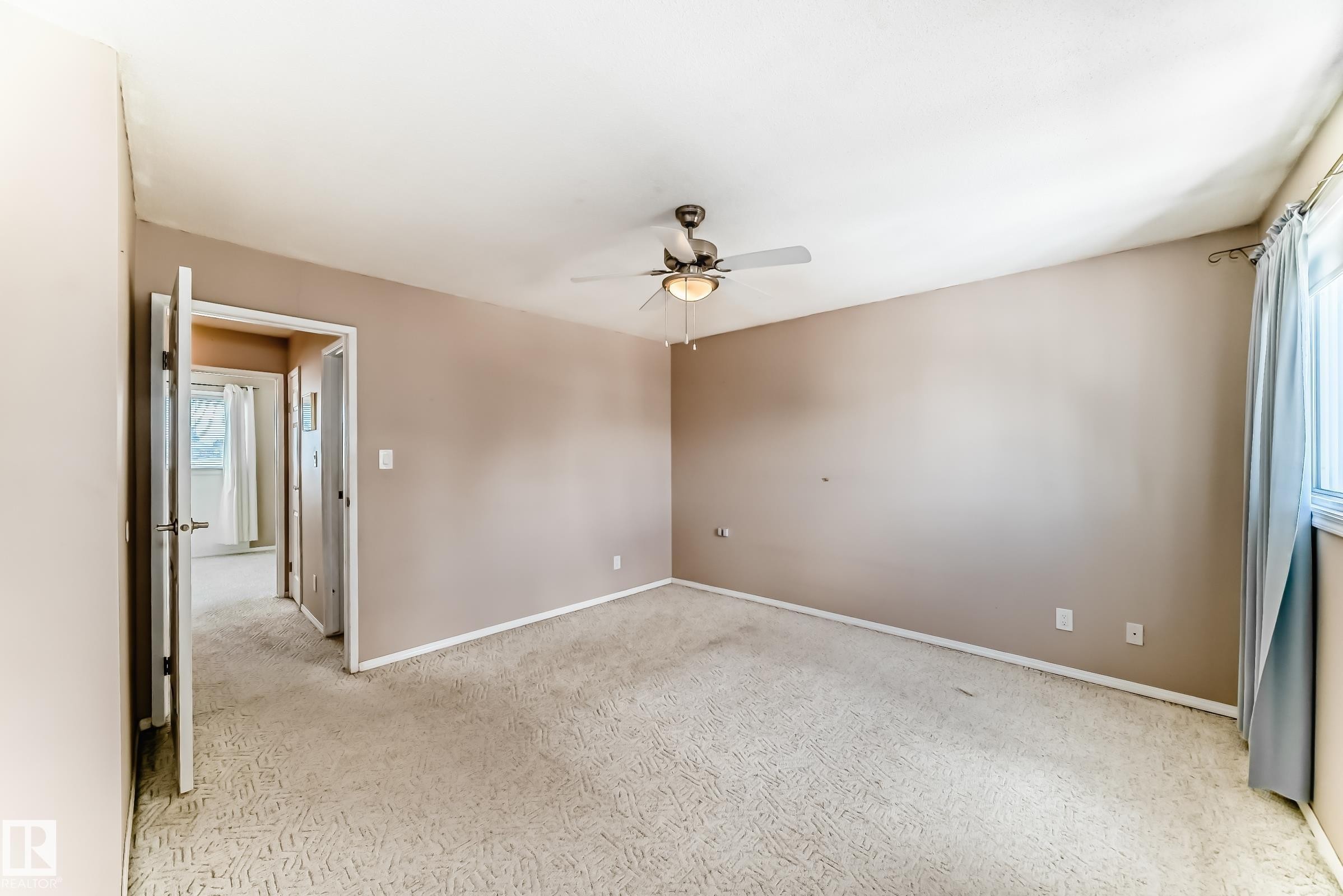 100 Dickinsfield Crest Nw, Edmonton, AB - Indoor Photo Showing Other Room