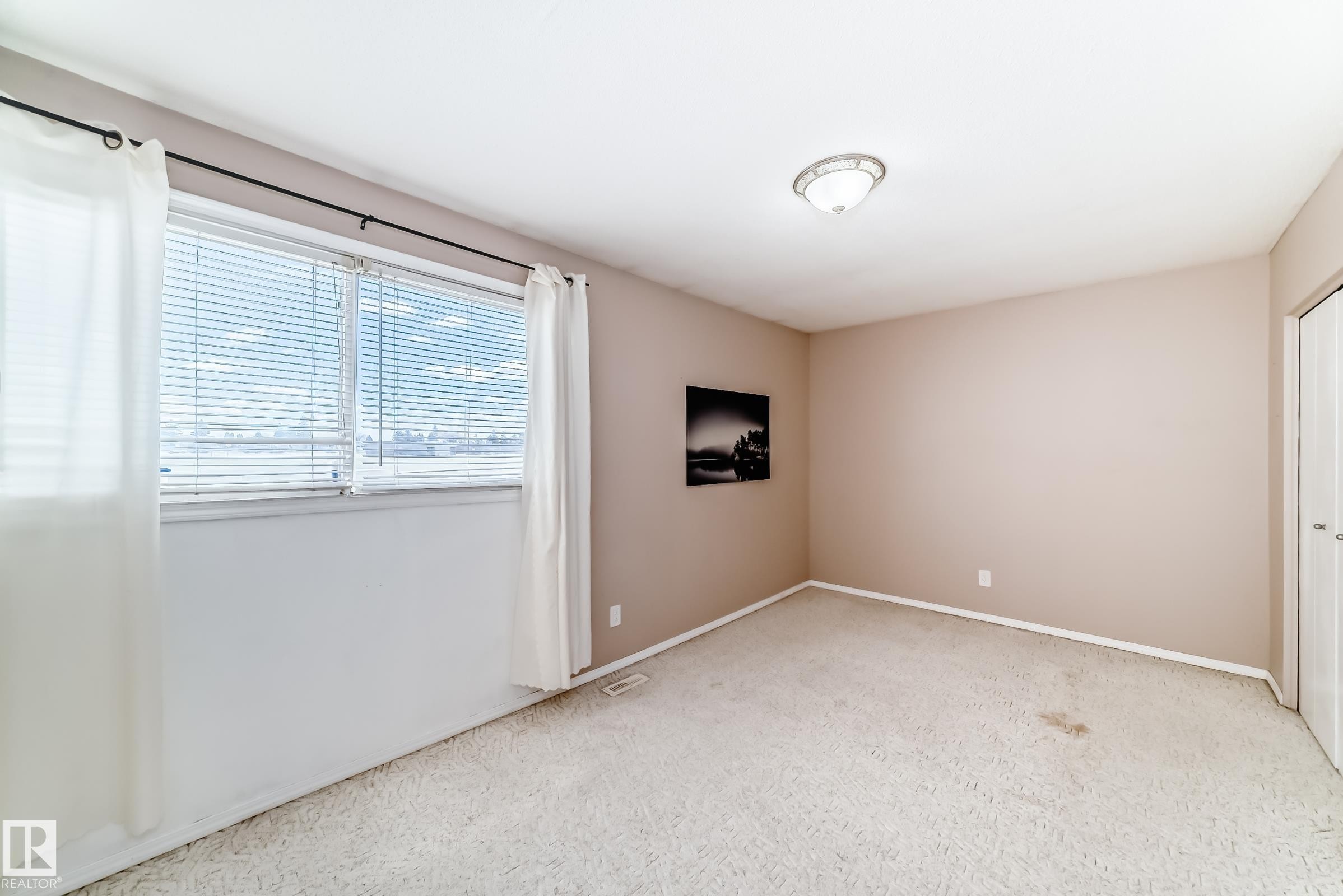 100 Dickinsfield Crest Nw, Edmonton, AB - Indoor Photo Showing Other Room