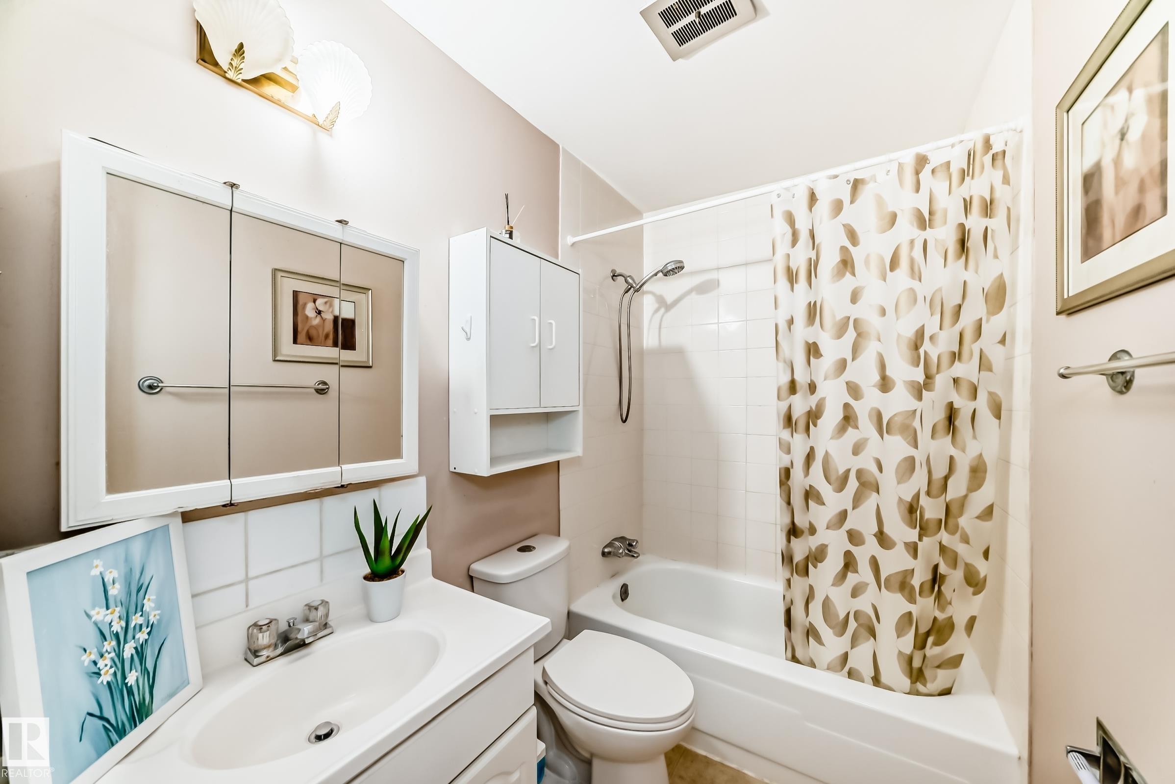 100 Dickinsfield Crest Nw, Edmonton, AB - Indoor Photo Showing Bathroom