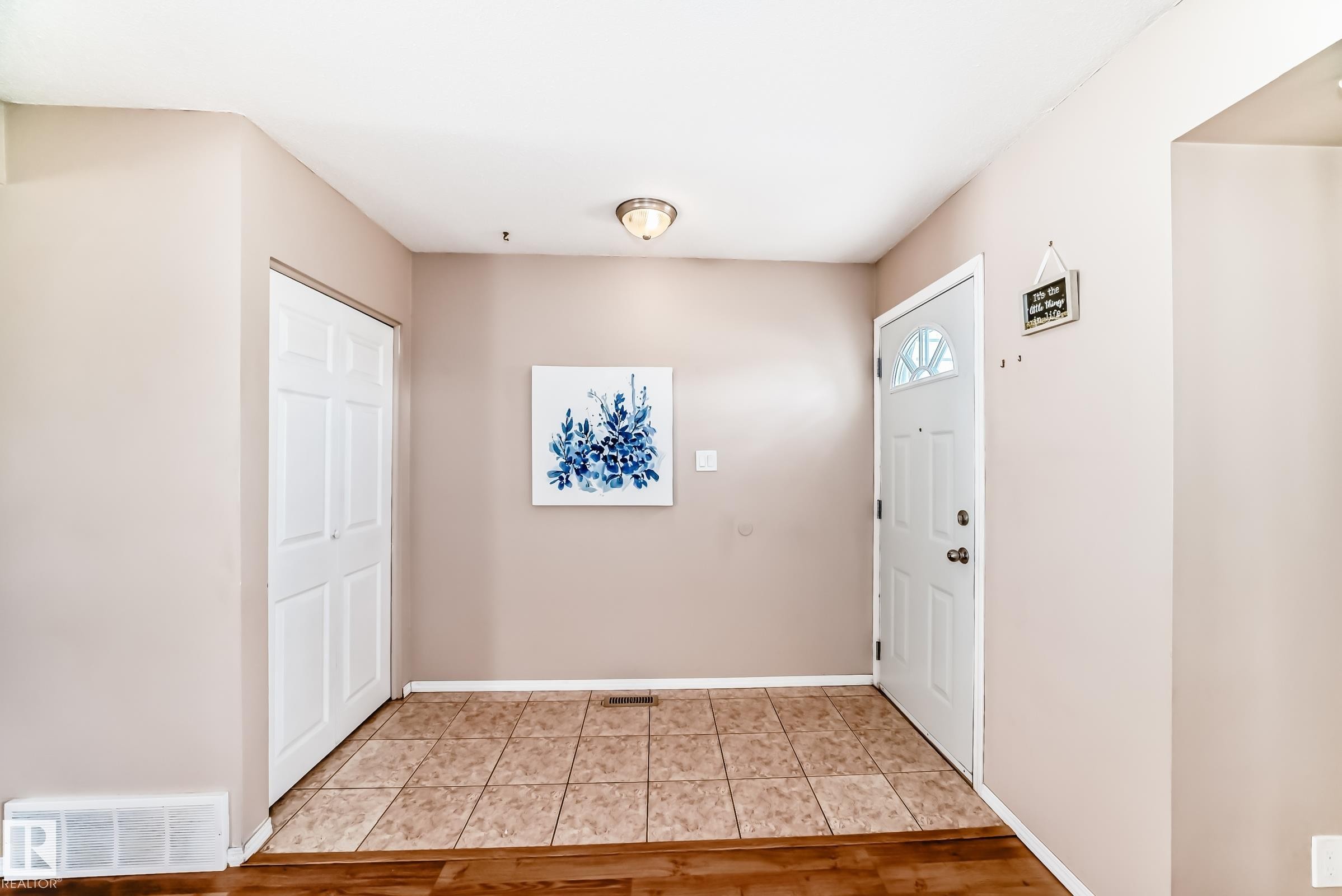 100 Dickinsfield Crest Nw, Edmonton, AB - Indoor Photo Showing Other Room