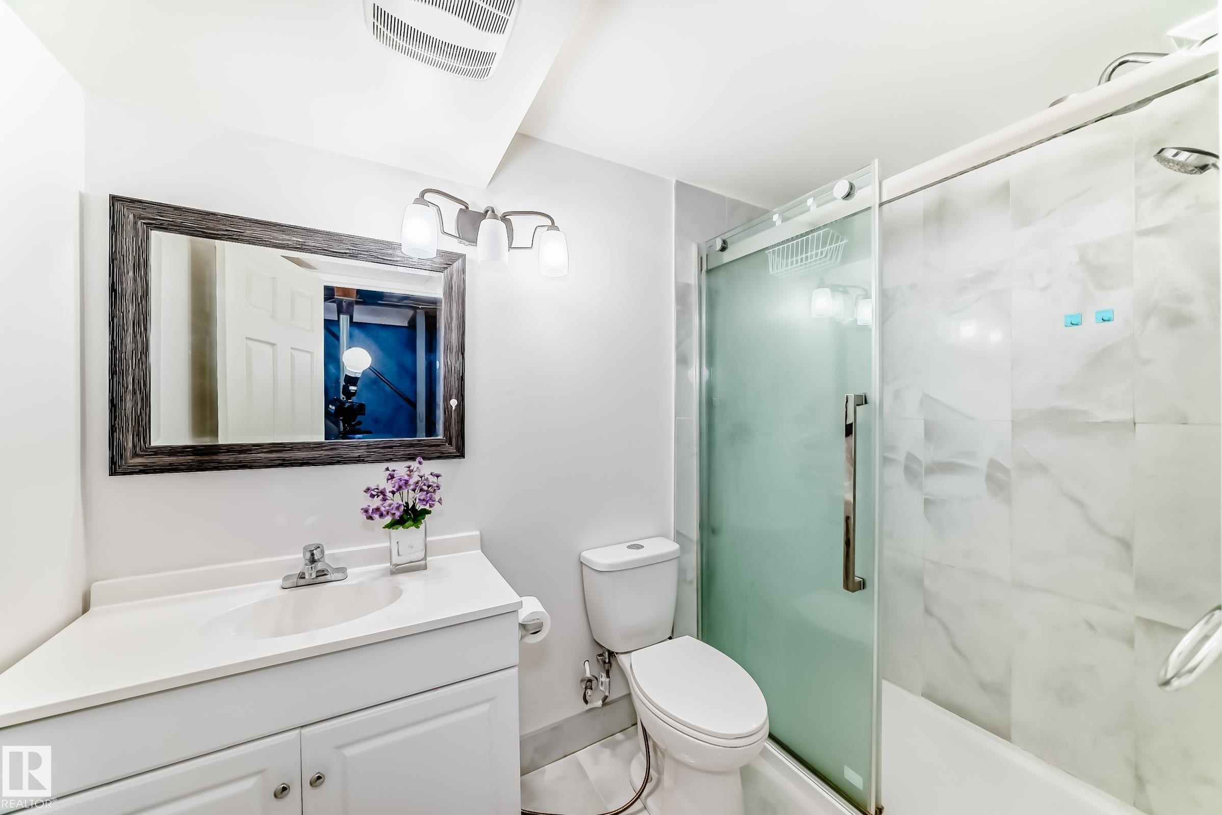 100 Dickinsfield Crest Nw, Edmonton, AB - Indoor Photo Showing Bathroom