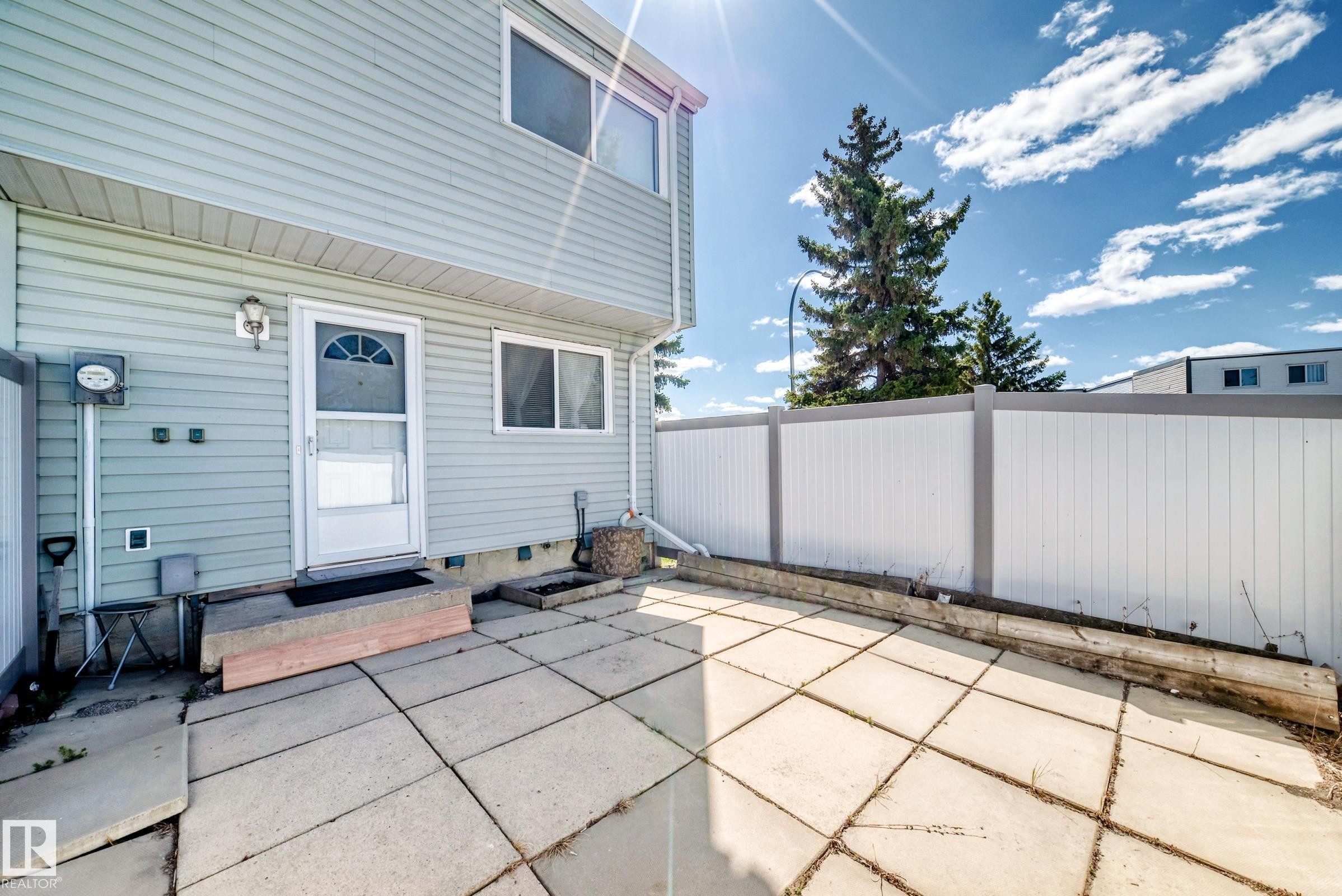 100 Dickinsfield Crest Nw, Edmonton, AB - Outdoor