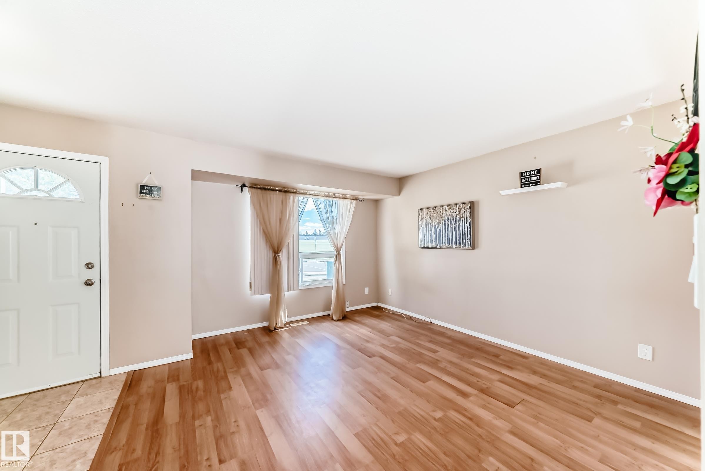 100 Dickinsfield Crest Nw, Edmonton, AB - Indoor Photo Showing Other Room