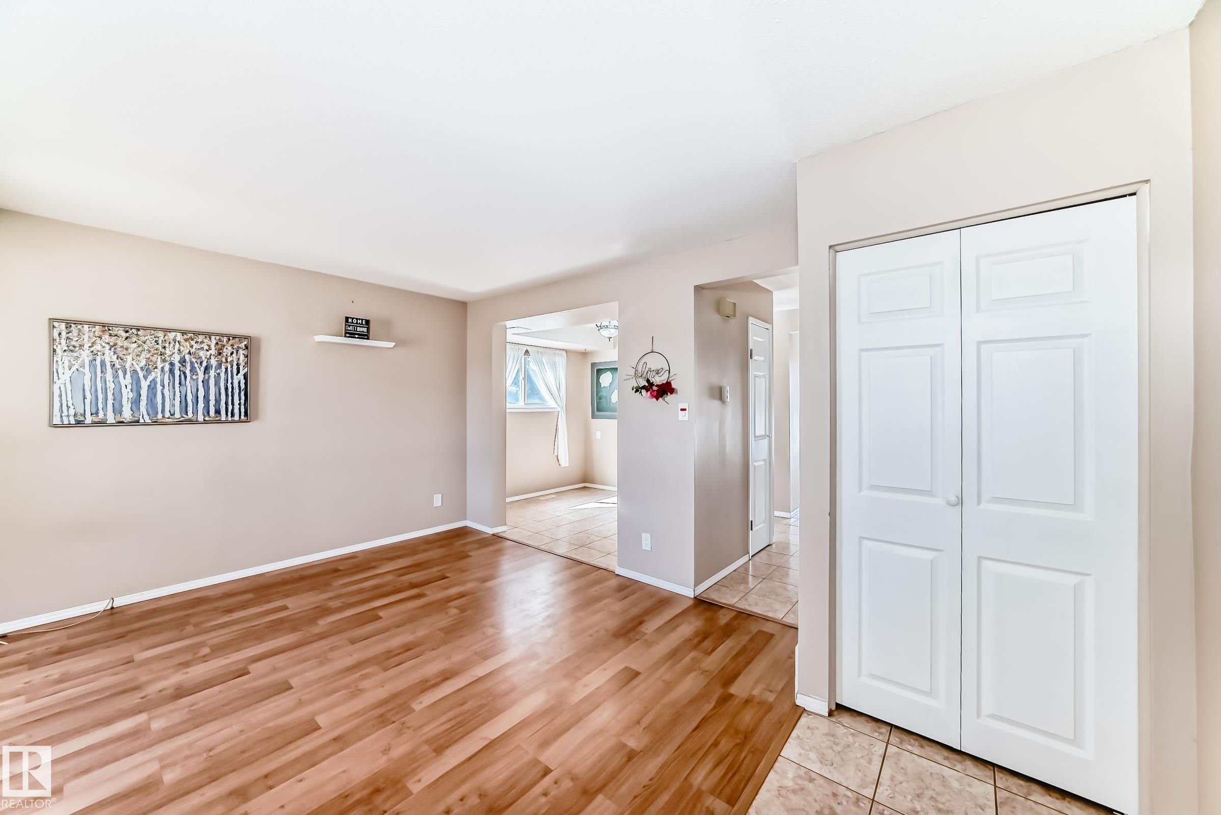 100 Dickinsfield Crest Nw, Edmonton, AB - Indoor Photo Showing Other Room