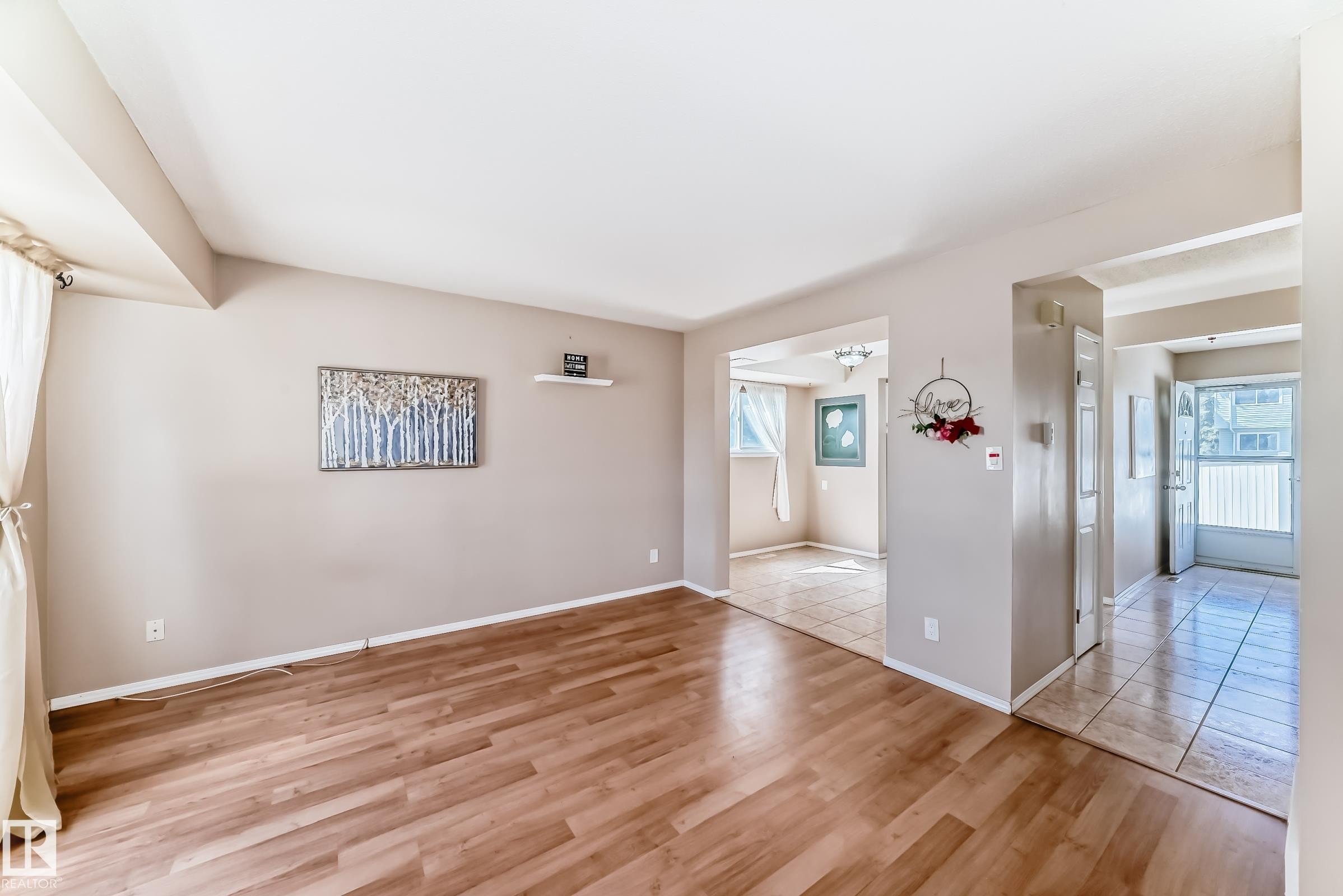 100 Dickinsfield Crest Nw, Edmonton, AB - Indoor Photo Showing Other Room