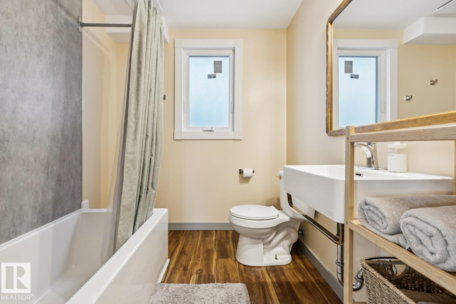 11625 83 Street Nw, Edmonton, AB - Indoor Photo Showing Bathroom
