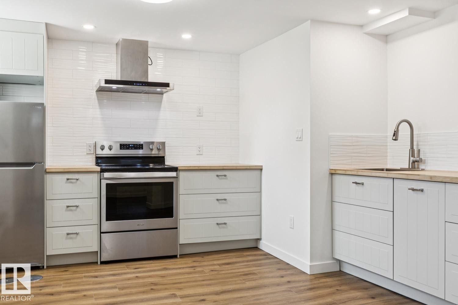 11625 83 Street Nw, Edmonton, AB - Indoor Photo Showing Kitchen With Upgraded Kitchen