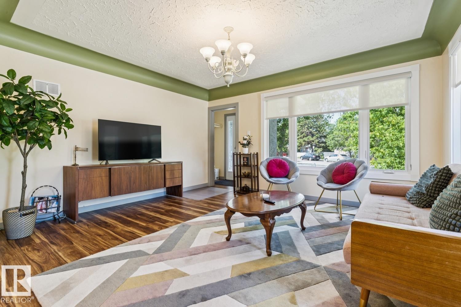11625 83 Street Nw, Edmonton, AB - Indoor Photo Showing Living Room