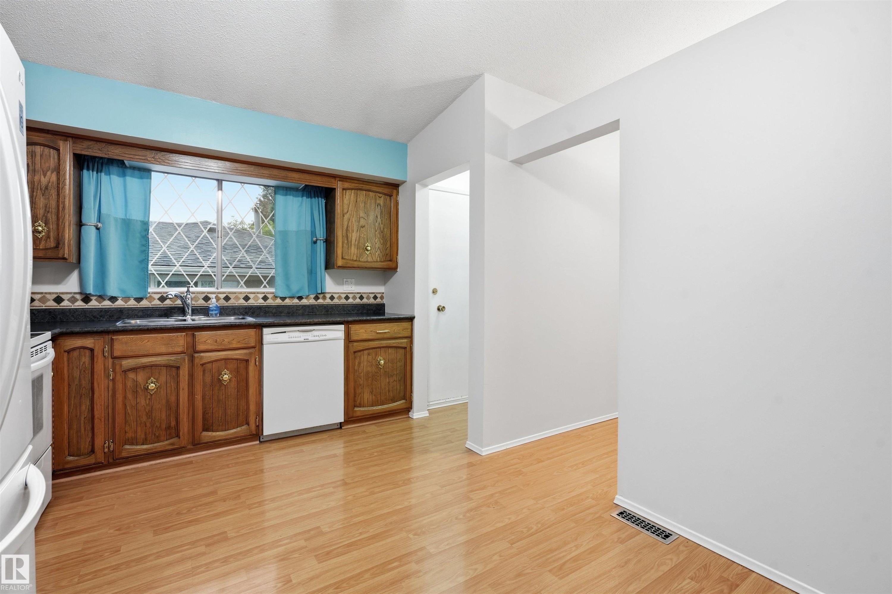 6903 151 Avenue Nw, Edmonton, AB