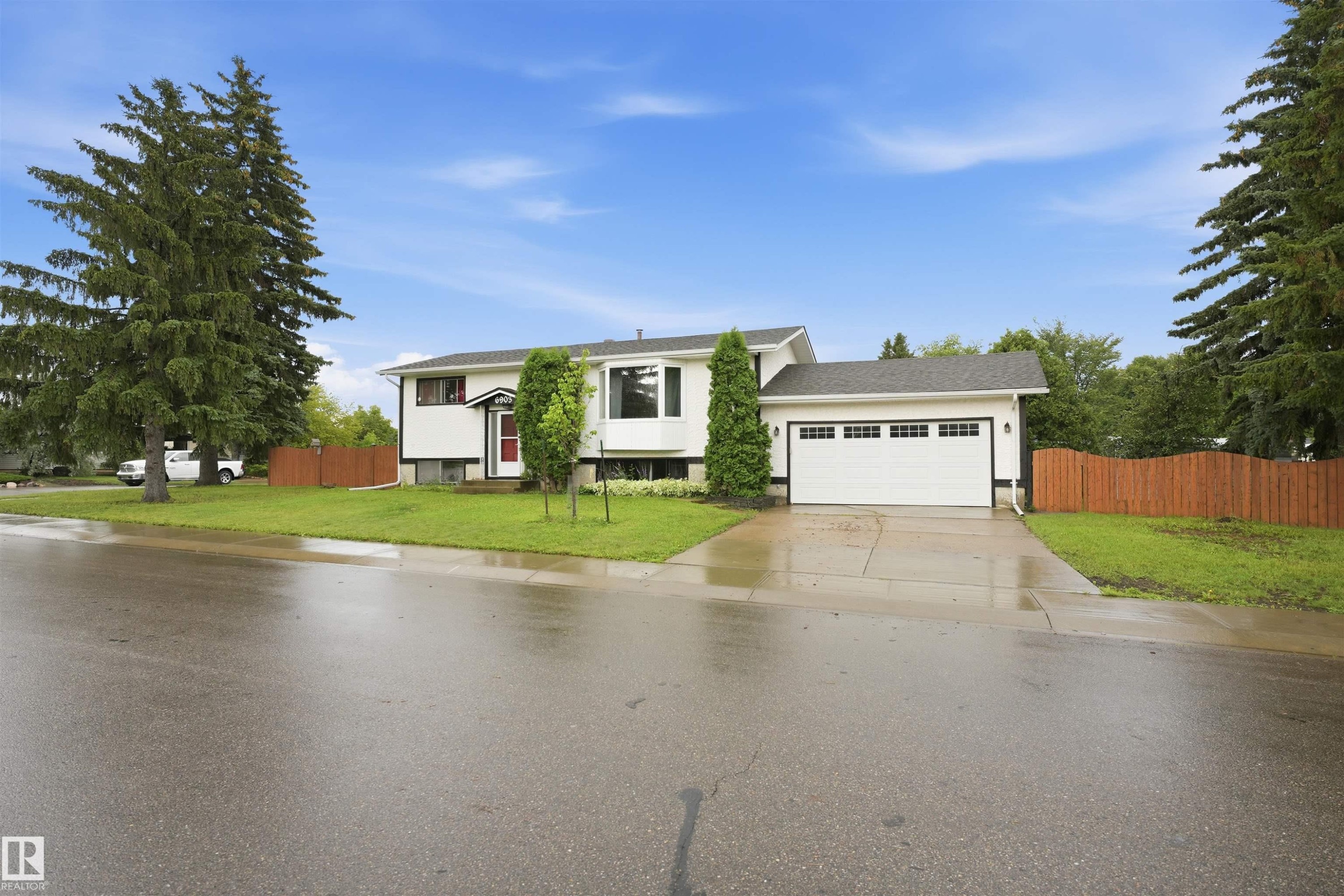 6903 151 Avenue Nw, Edmonton, AB