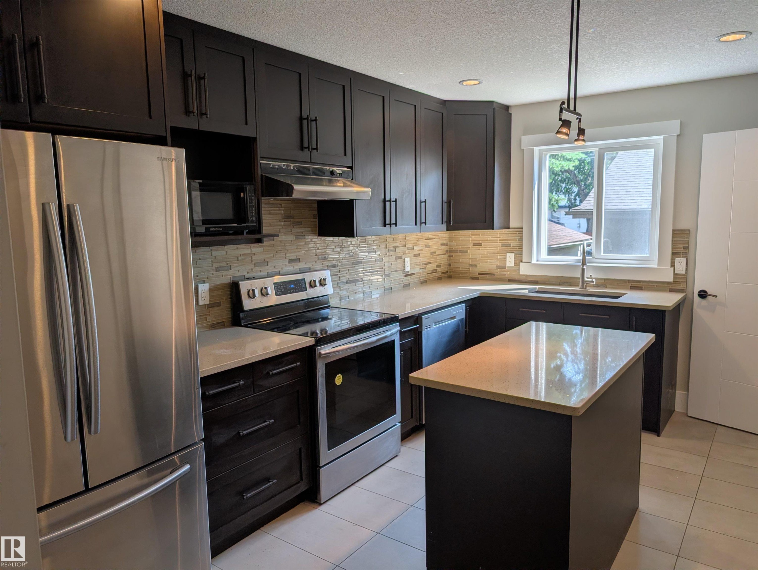 10711 70 Avenue Nw, Edmonton, AB - Indoor Photo Showing Kitchen With Upgraded Kitchen