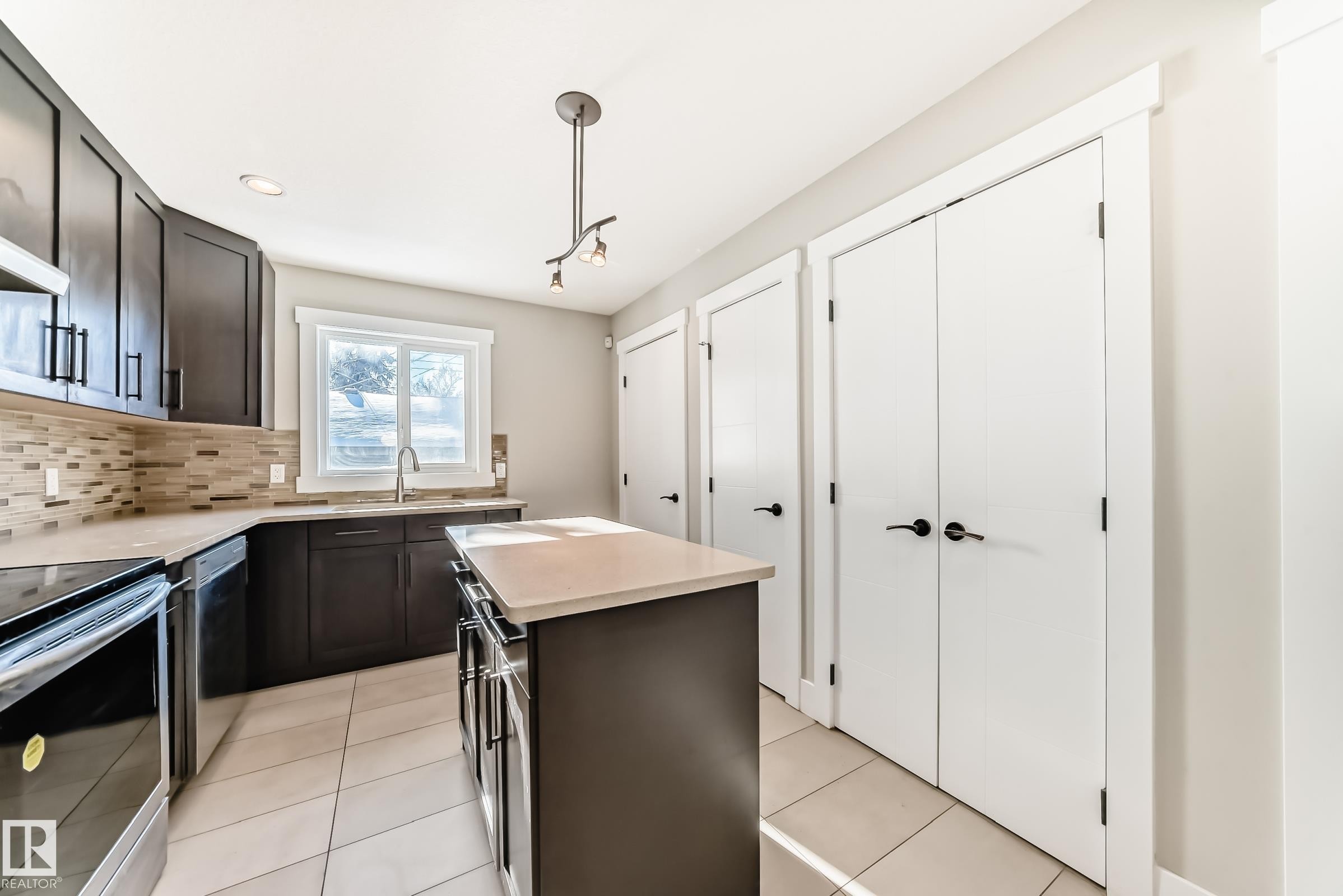 10711 70 Avenue Nw, Edmonton, AB - Indoor Photo Showing Kitchen