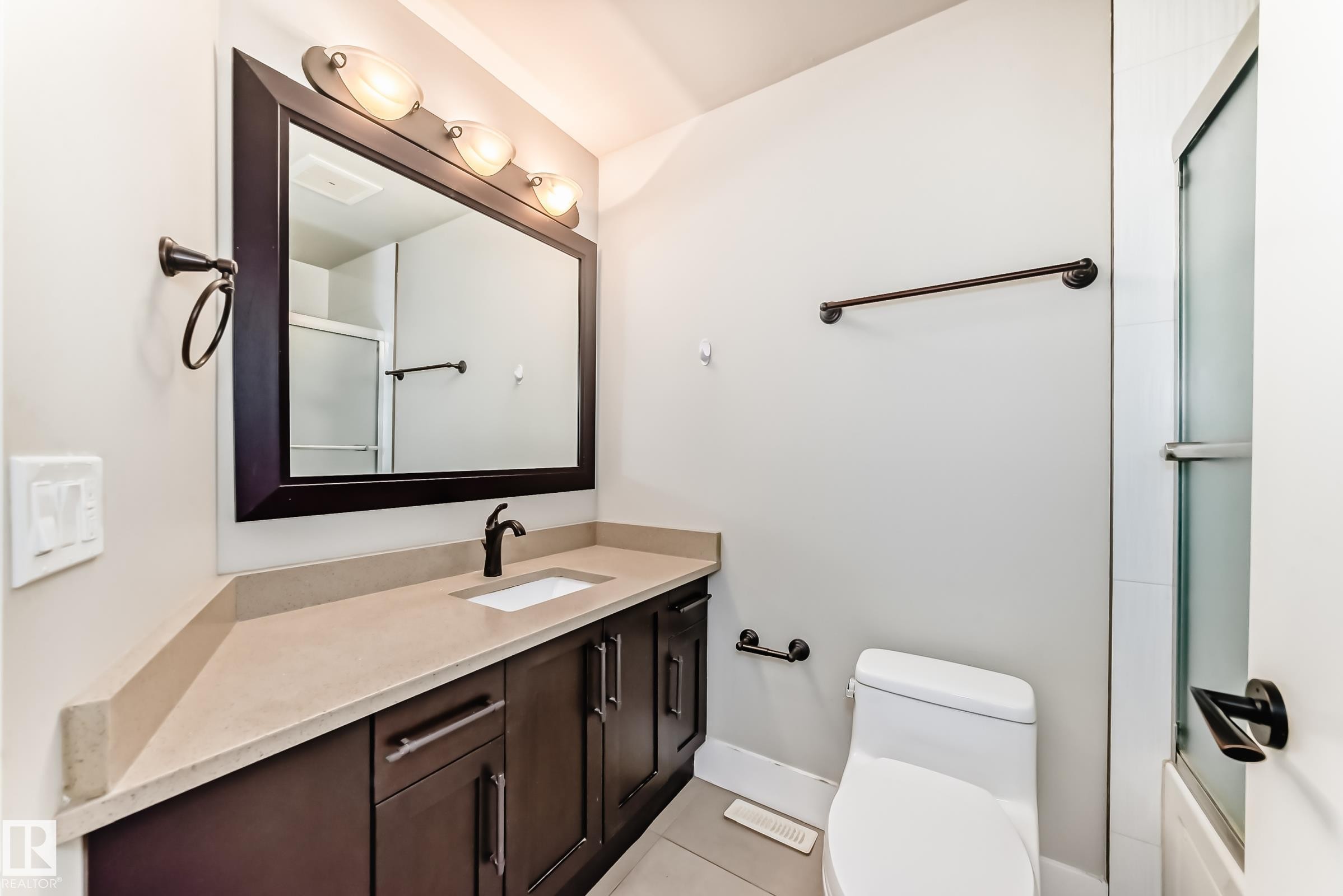 10711 70 Avenue Nw, Edmonton, AB - Indoor Photo Showing Bathroom