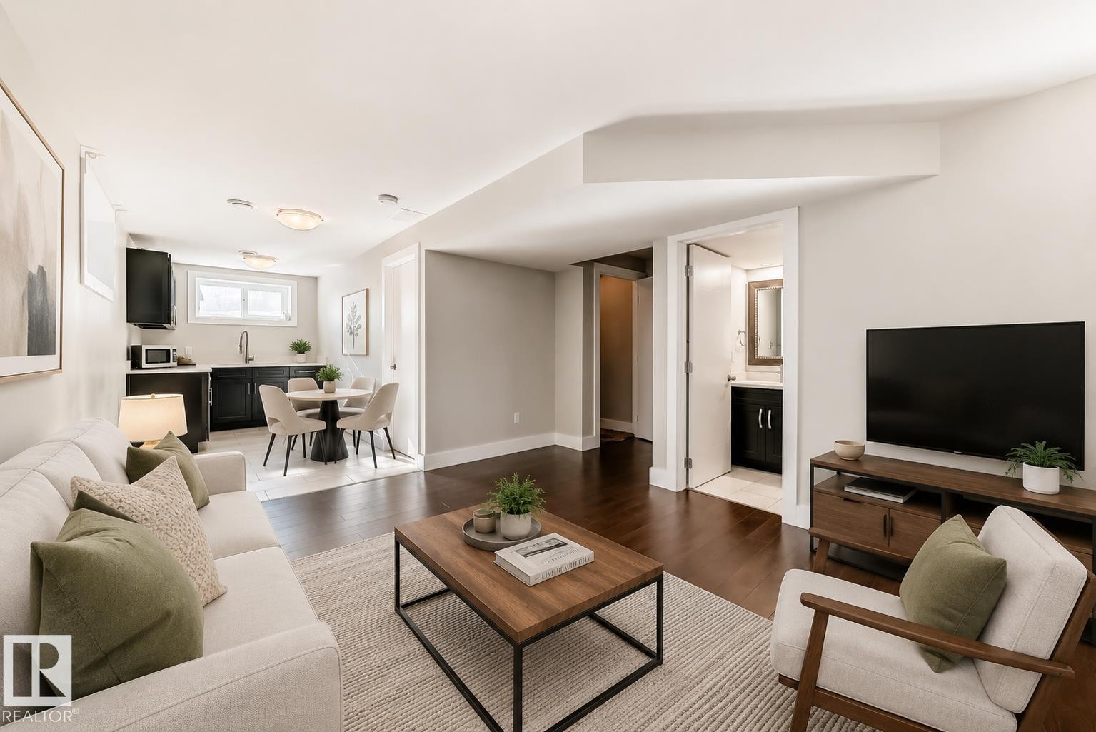 10711 70 Avenue Nw, Edmonton, AB - Indoor Photo Showing Living Room