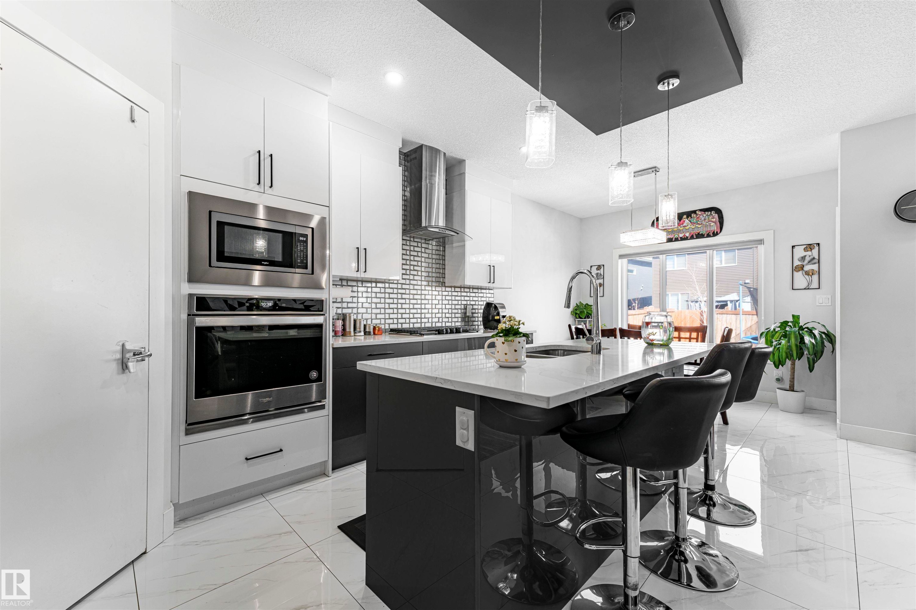 16212 32 Avenue Sw, Edmonton, AB - Indoor Photo Showing Kitchen With Upgraded Kitchen