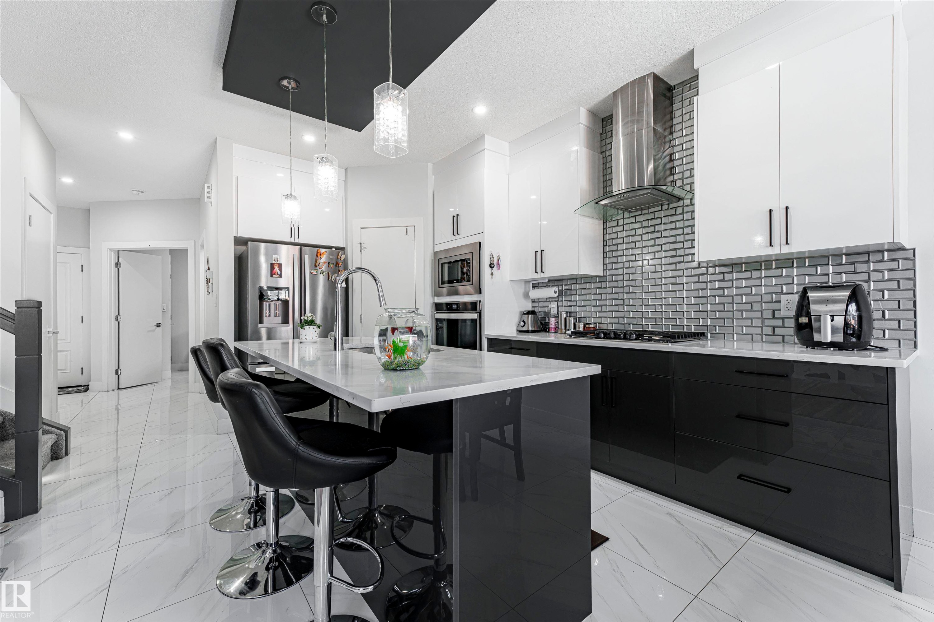 16212 32 Avenue Sw, Edmonton, AB - Indoor Photo Showing Kitchen With Upgraded Kitchen