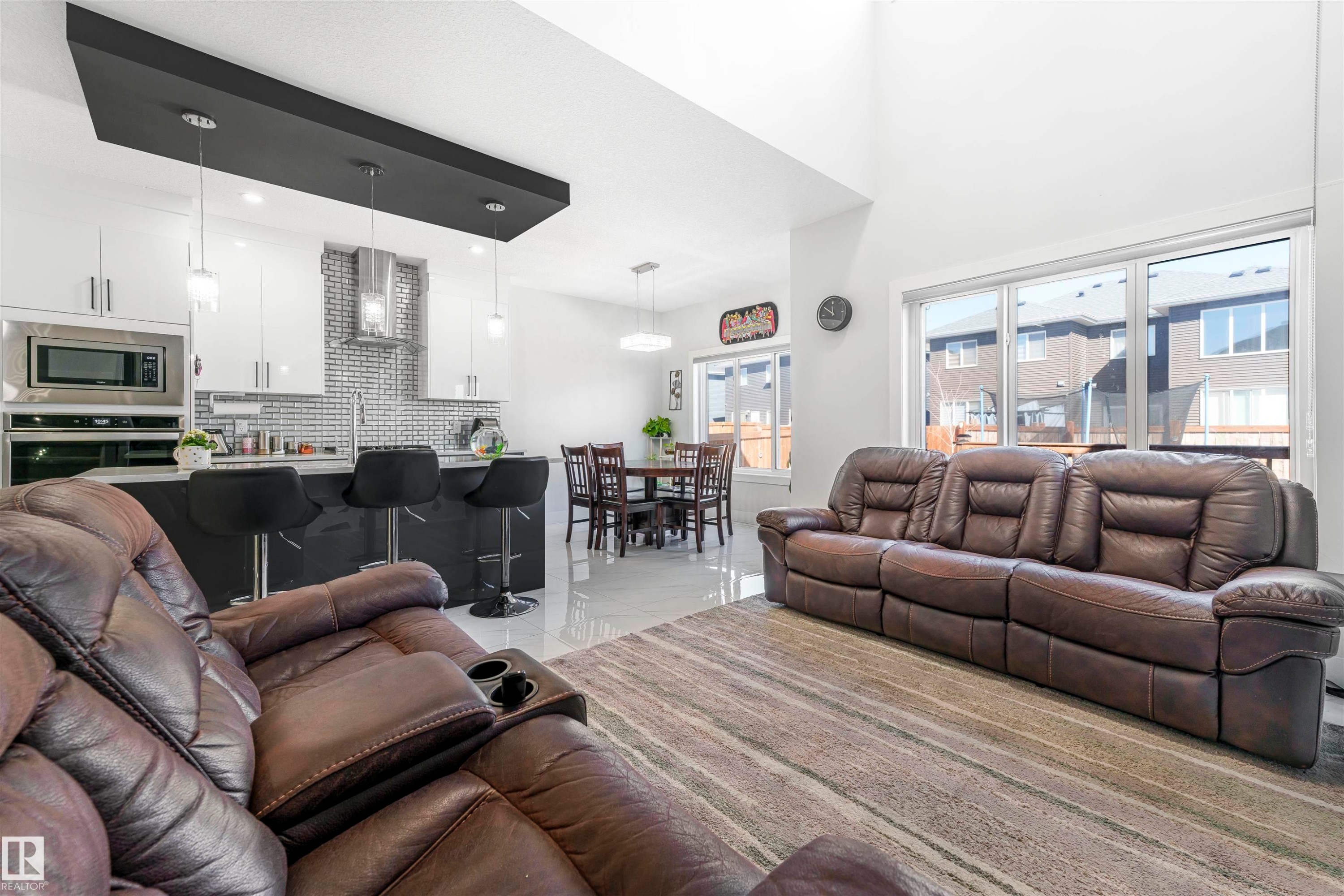 16212 32 Avenue Sw, Edmonton, AB - Indoor Photo Showing Living Room