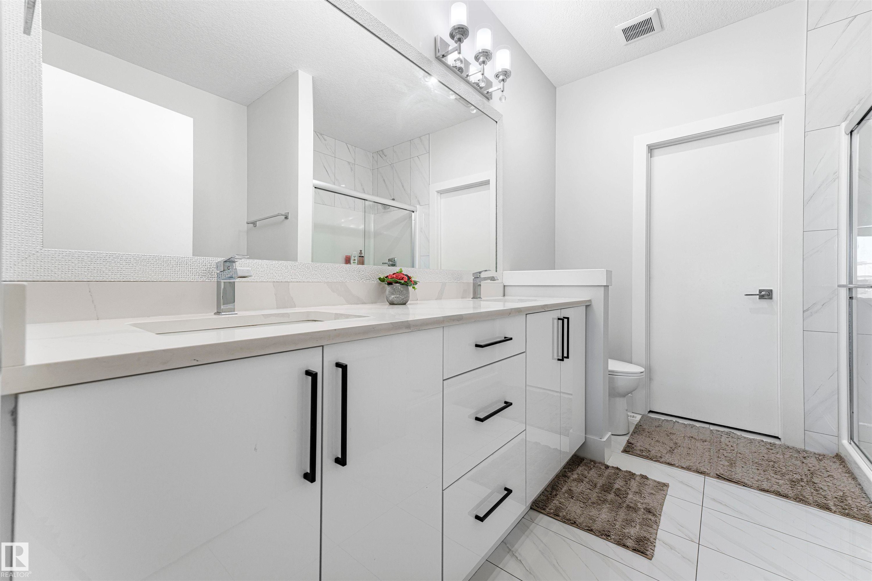 16212 32 Avenue Sw, Edmonton, AB - Indoor Photo Showing Bathroom