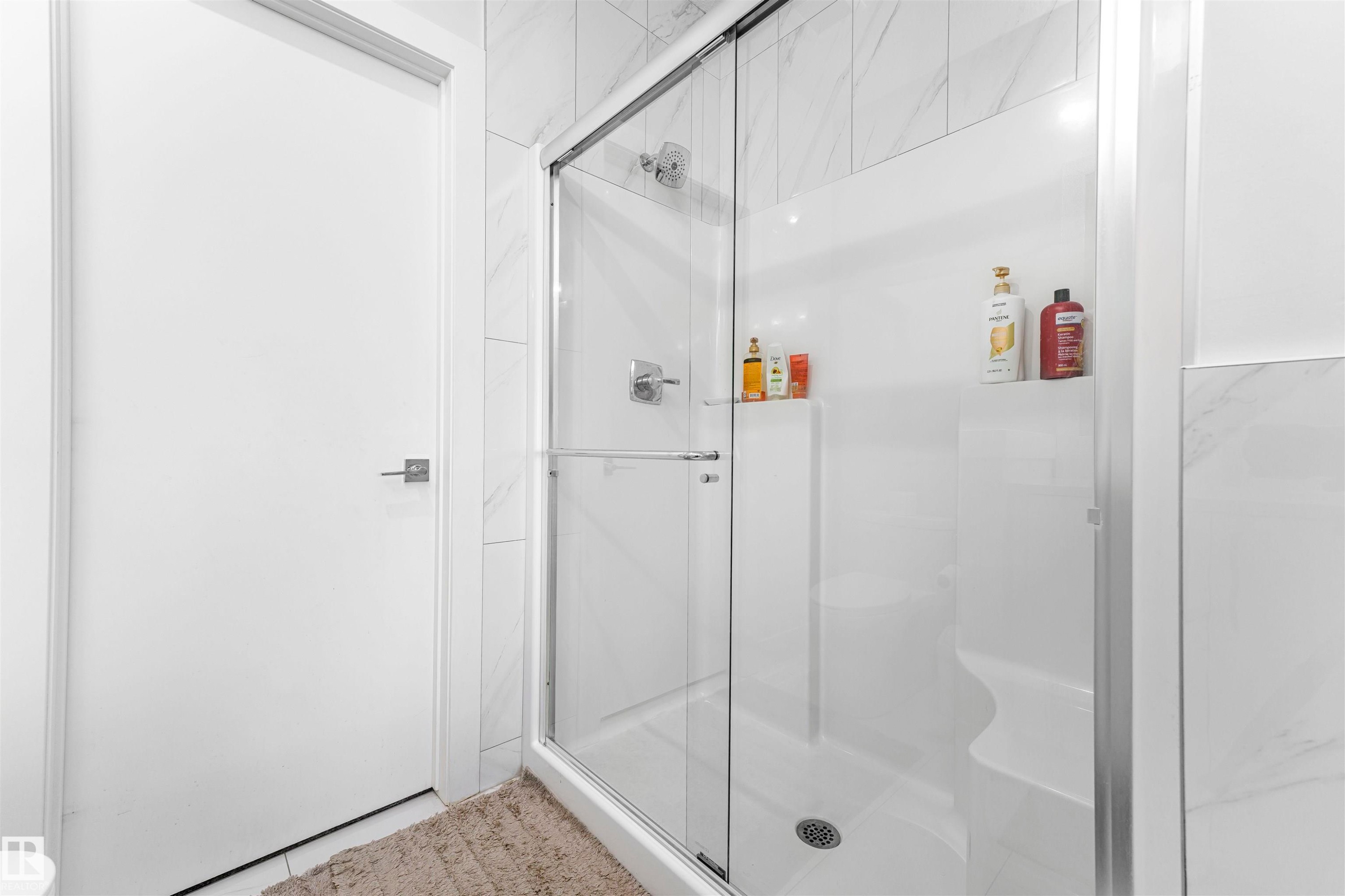 16212 32 Avenue Sw, Edmonton, AB - Indoor Photo Showing Bathroom