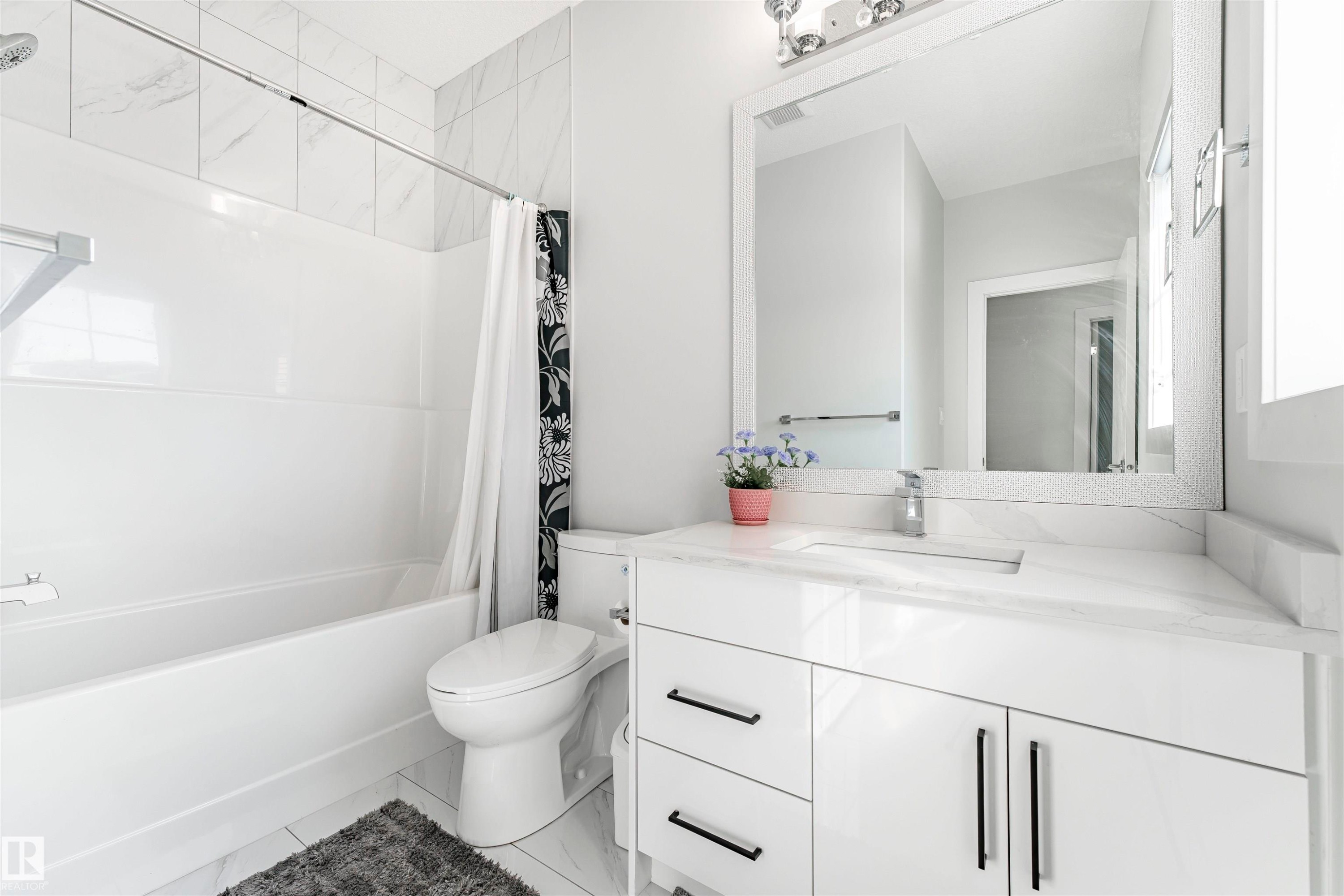 16212 32 Avenue Sw, Edmonton, AB - Indoor Photo Showing Bathroom