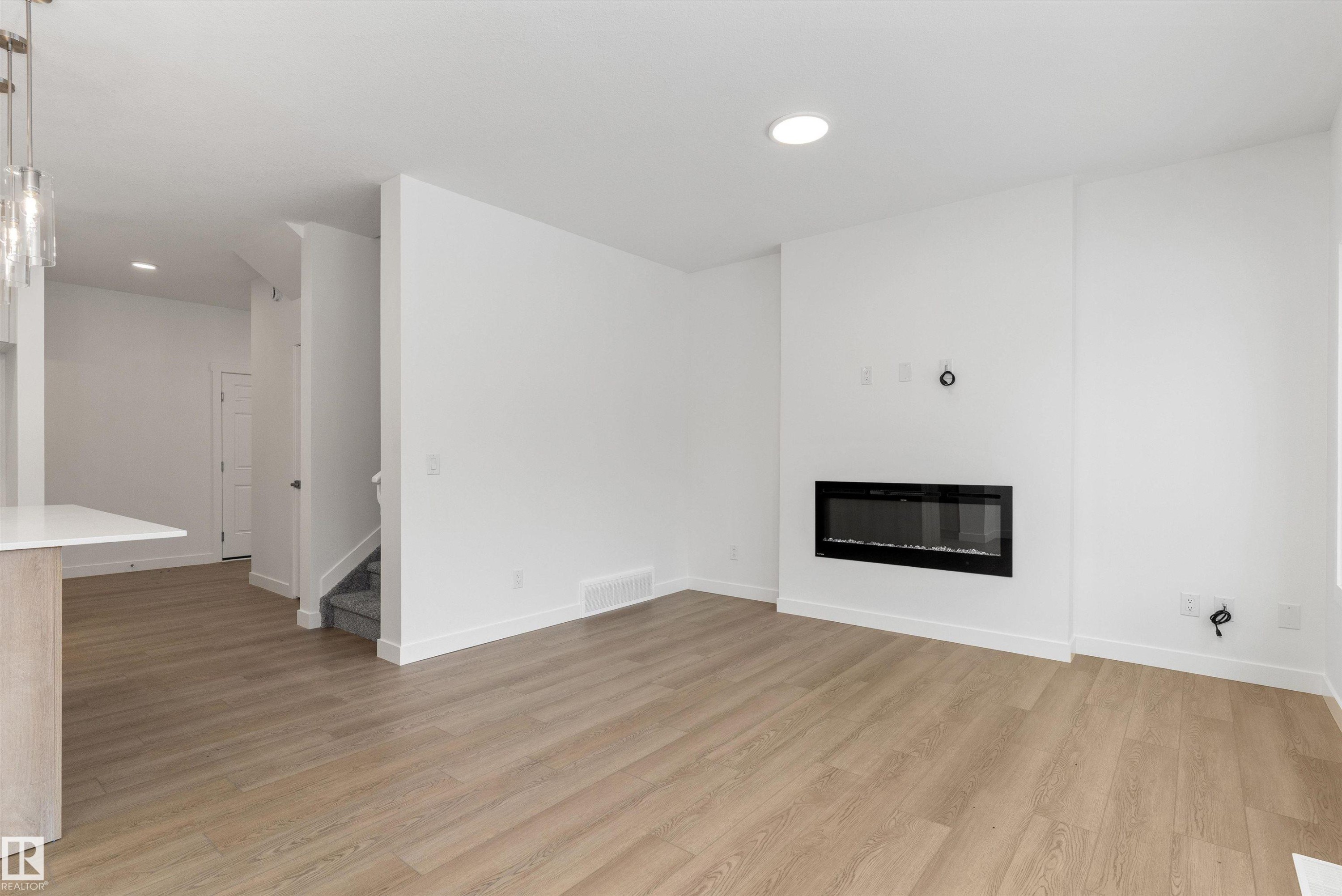 919 19 Avenue Nw, Edmonton, AB - Indoor Photo Showing Living Room With Fireplace