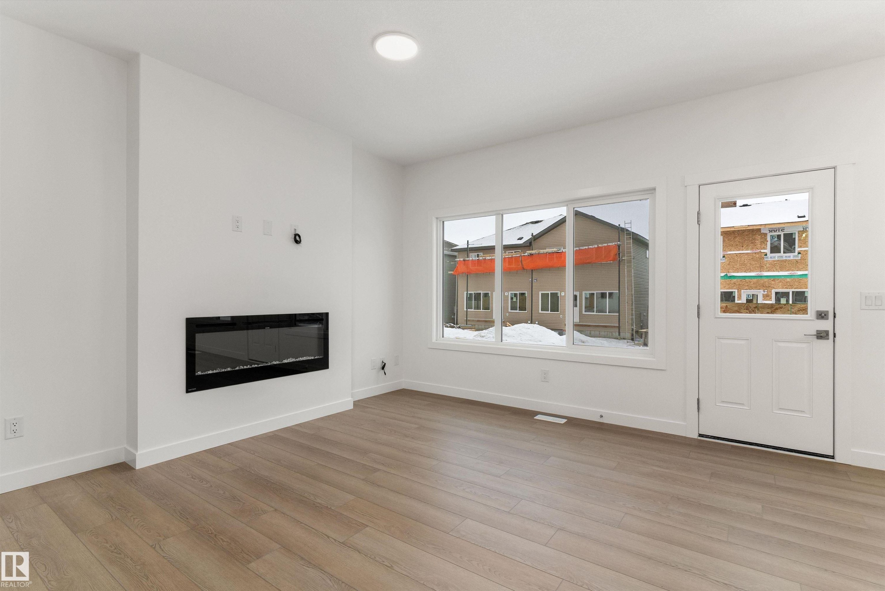 919 19 Avenue Nw, Edmonton, AB - Indoor Photo Showing Living Room With Fireplace
