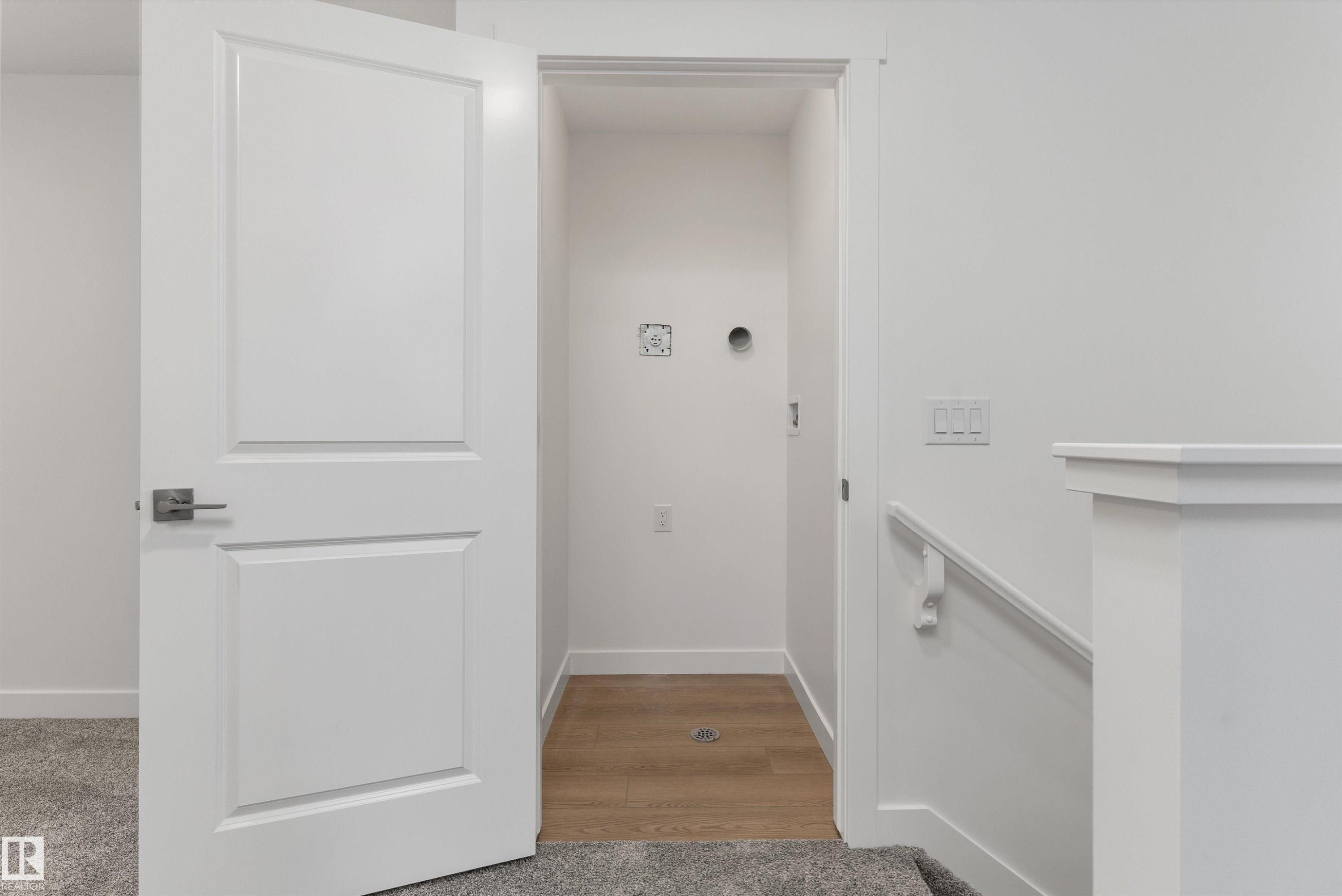 919 19 Avenue Nw, Edmonton, AB - Indoor Photo Showing Other Room