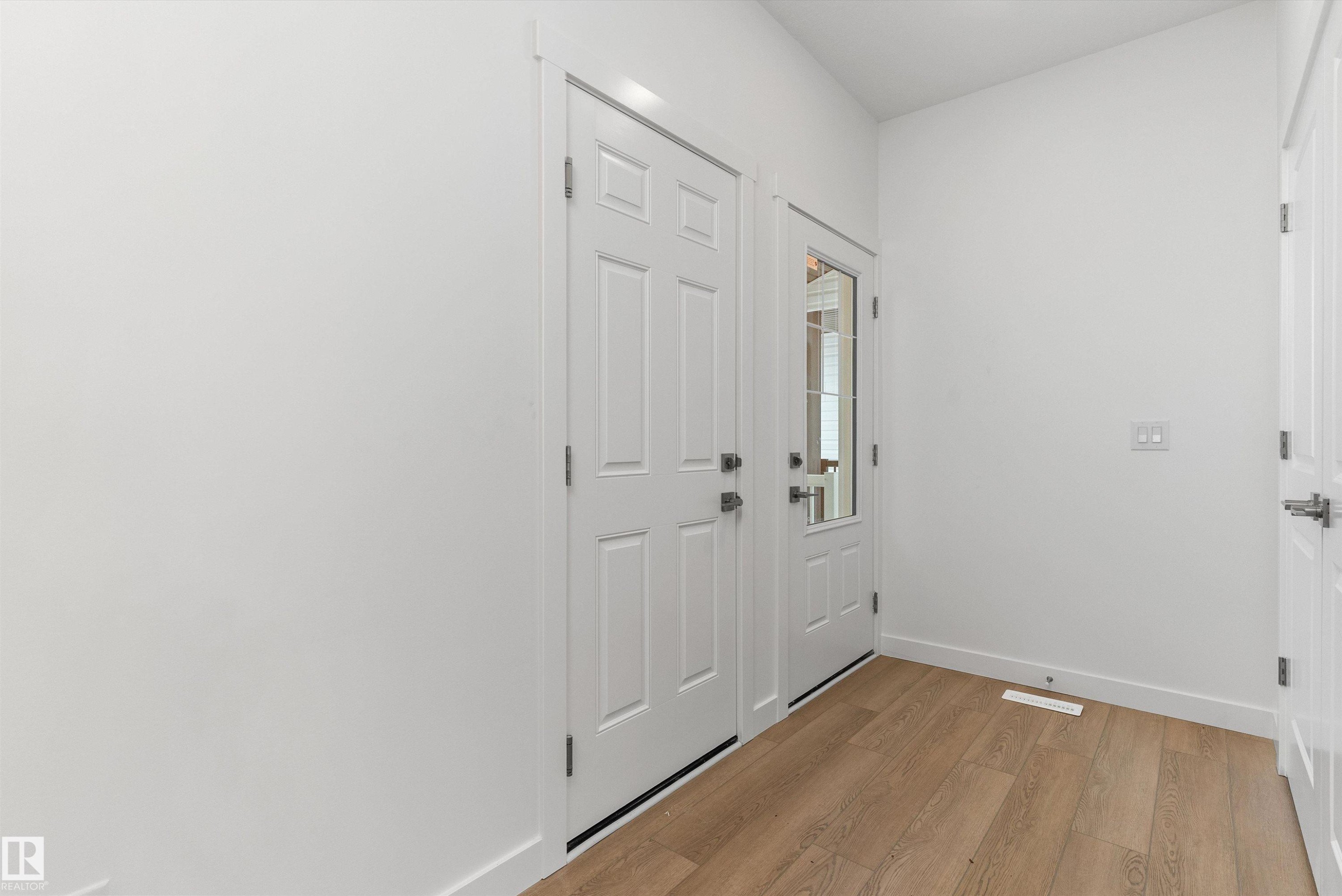 919 19 Avenue Nw, Edmonton, AB - Indoor Photo Showing Other Room