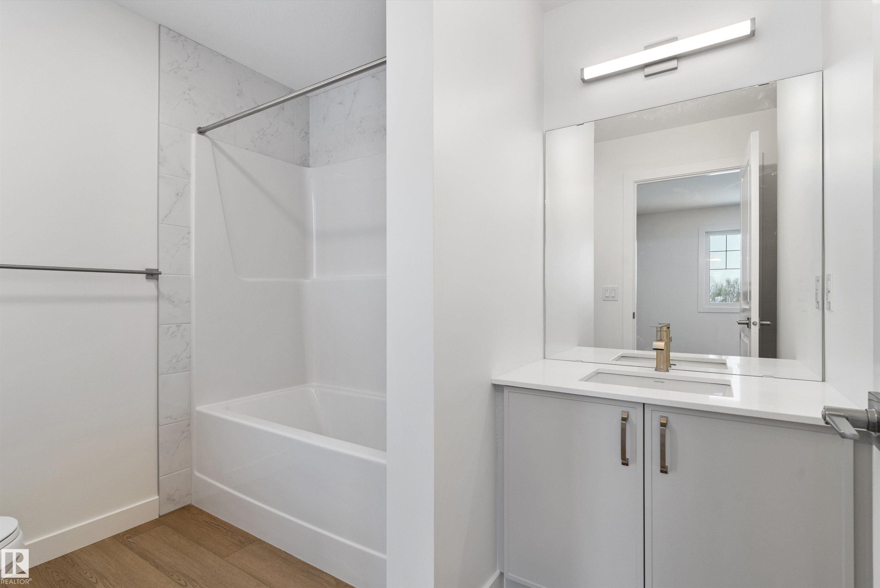 919 19 Avenue Nw, Edmonton, AB - Indoor Photo Showing Bathroom