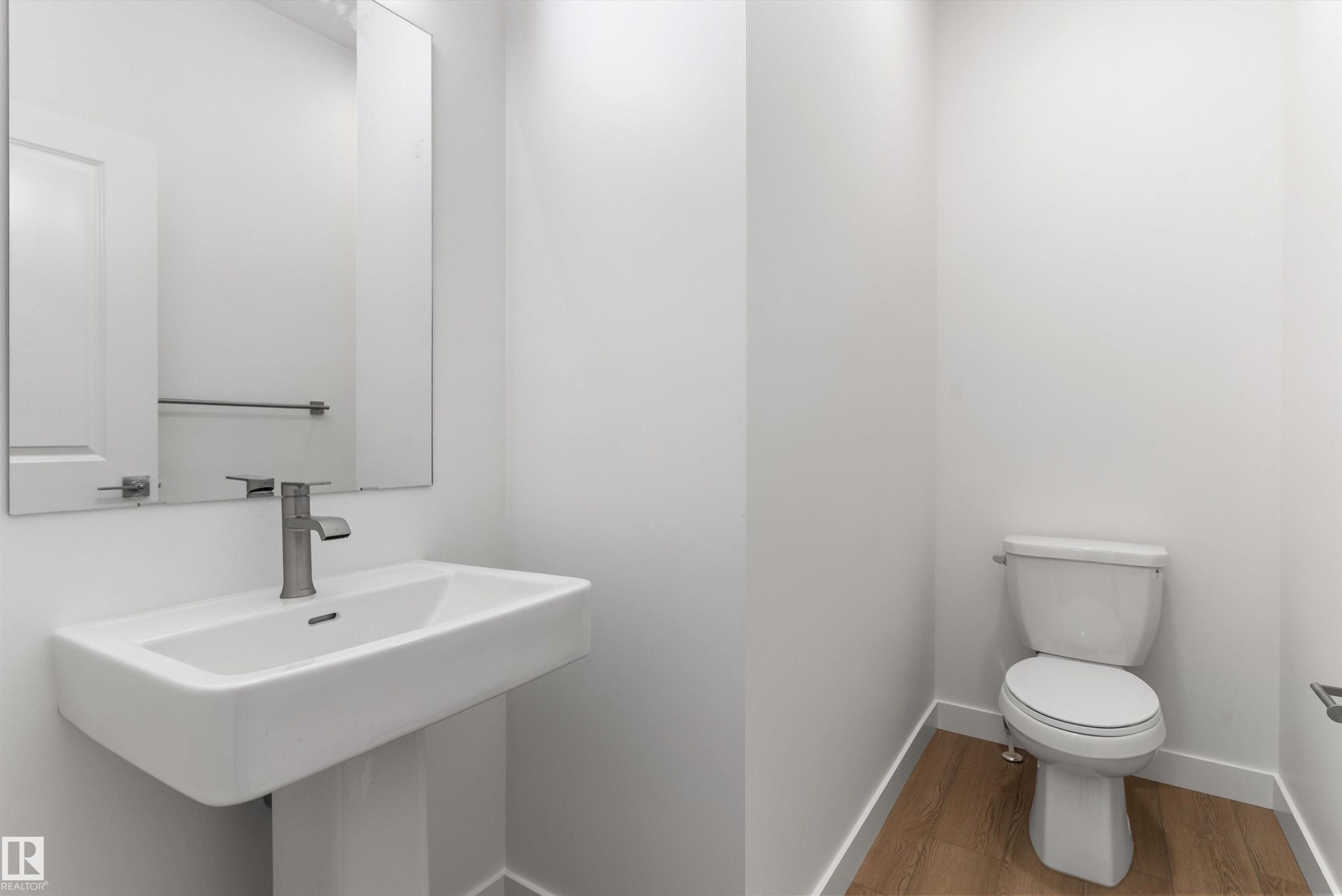 919 19 Avenue Nw, Edmonton, AB - Indoor Photo Showing Bathroom