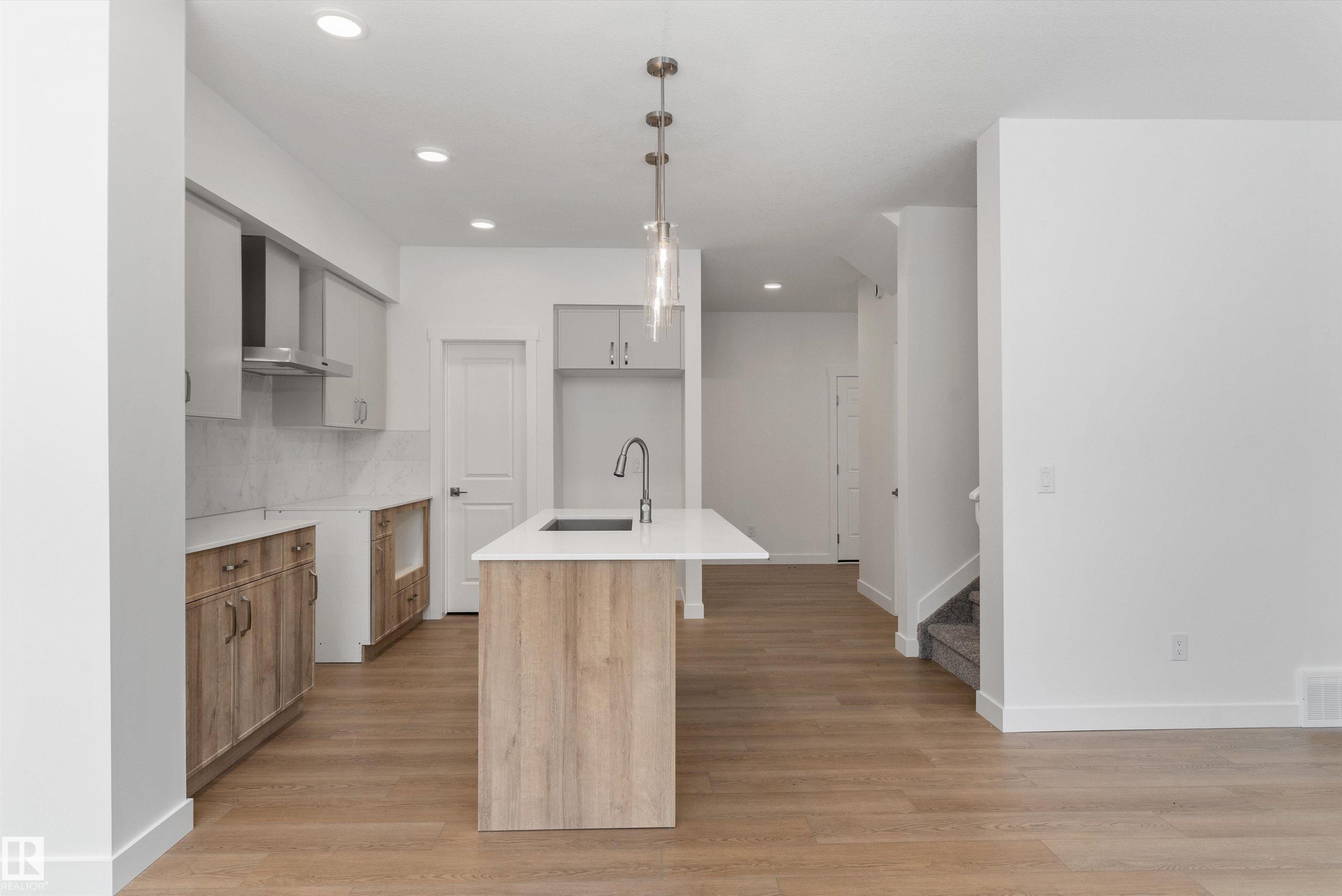 919 19 Avenue Nw, Edmonton, AB - Indoor Photo Showing Kitchen