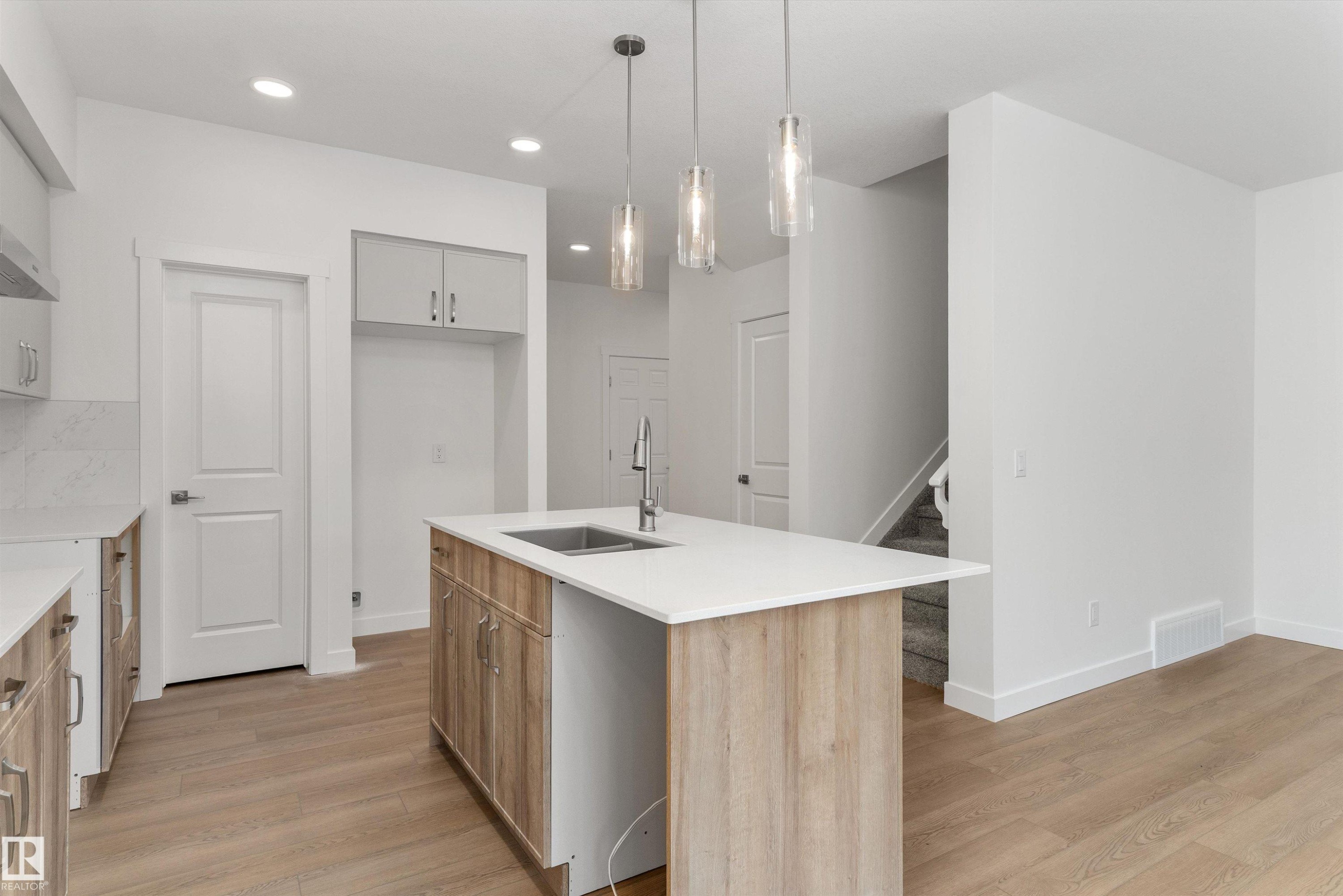 919 19 Avenue Nw, Edmonton, AB - Indoor Photo Showing Kitchen