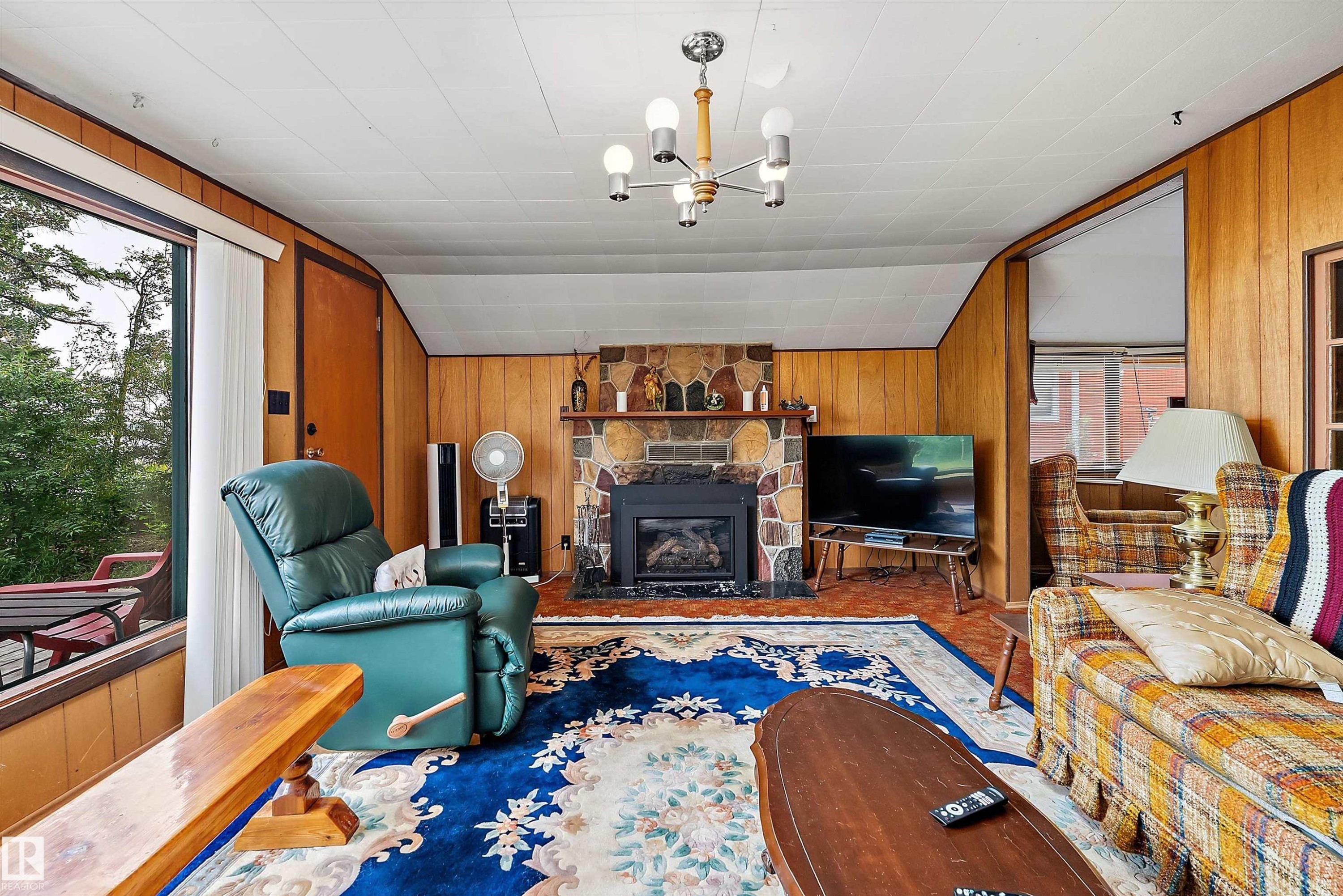 207 1St Avenue, Rural Wetaskiwin County, AB - Indoor With Fireplace