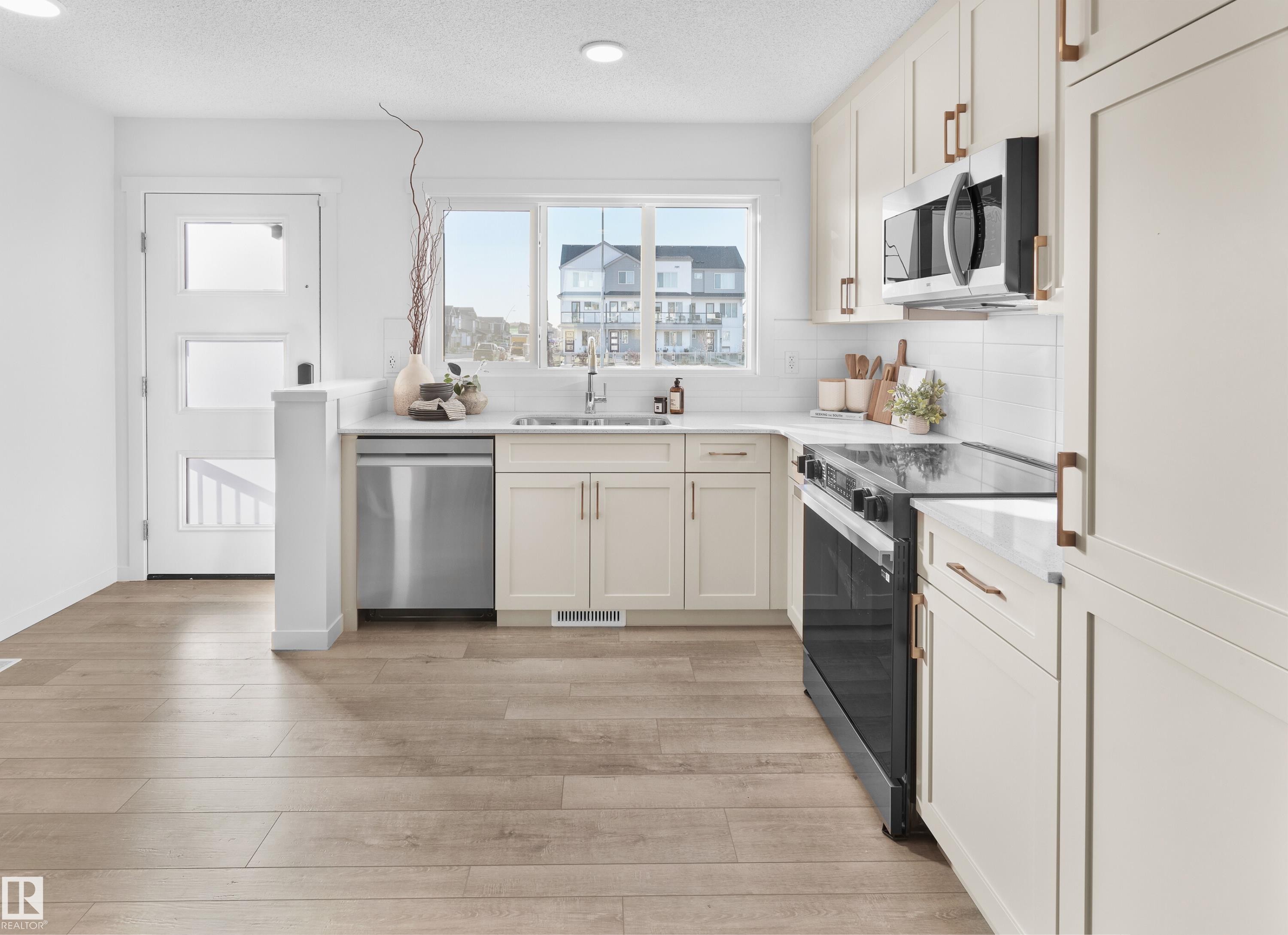 3 18628 18 Avenue Nw, Edmonton, AB - Indoor Photo Showing Kitchen With Upgraded Kitchen