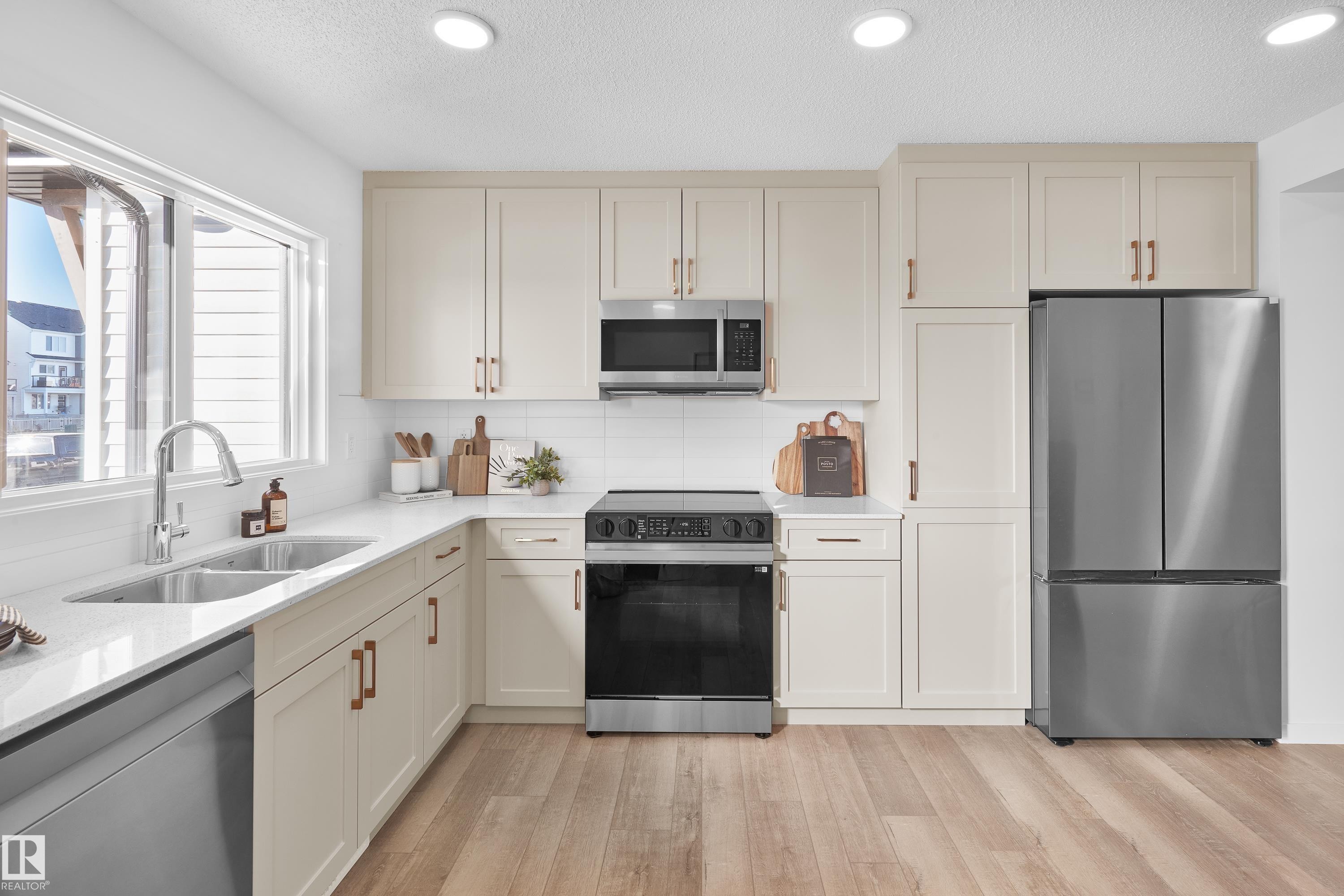 3 18628 18 Avenue Nw, Edmonton, AB - Indoor Photo Showing Kitchen With Double Sink With Upgraded Kitchen