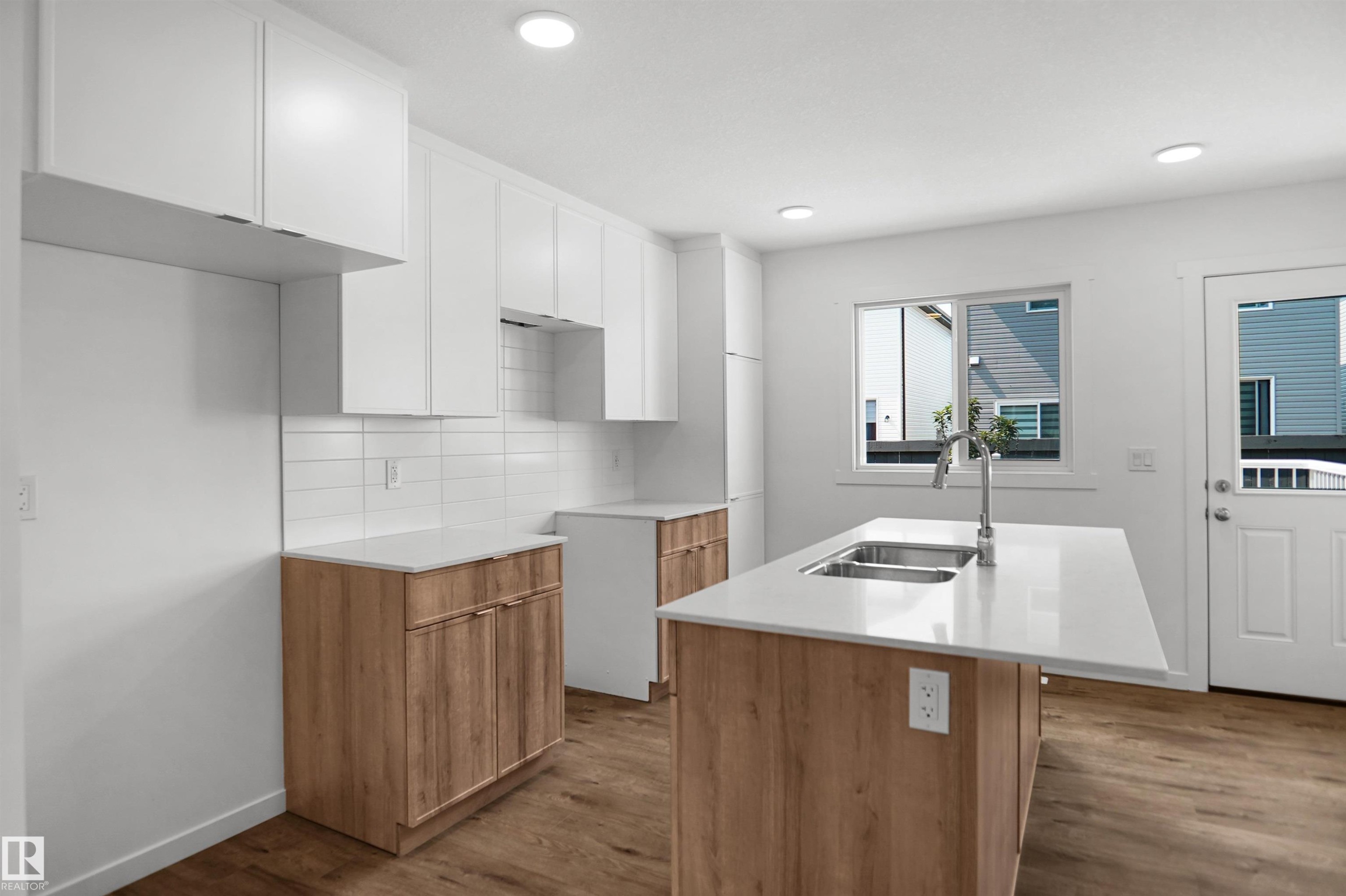 #35 1009 Cy Becker Rd Nw, Edmonton, AB - Indoor Photo Showing Kitchen With Double Sink