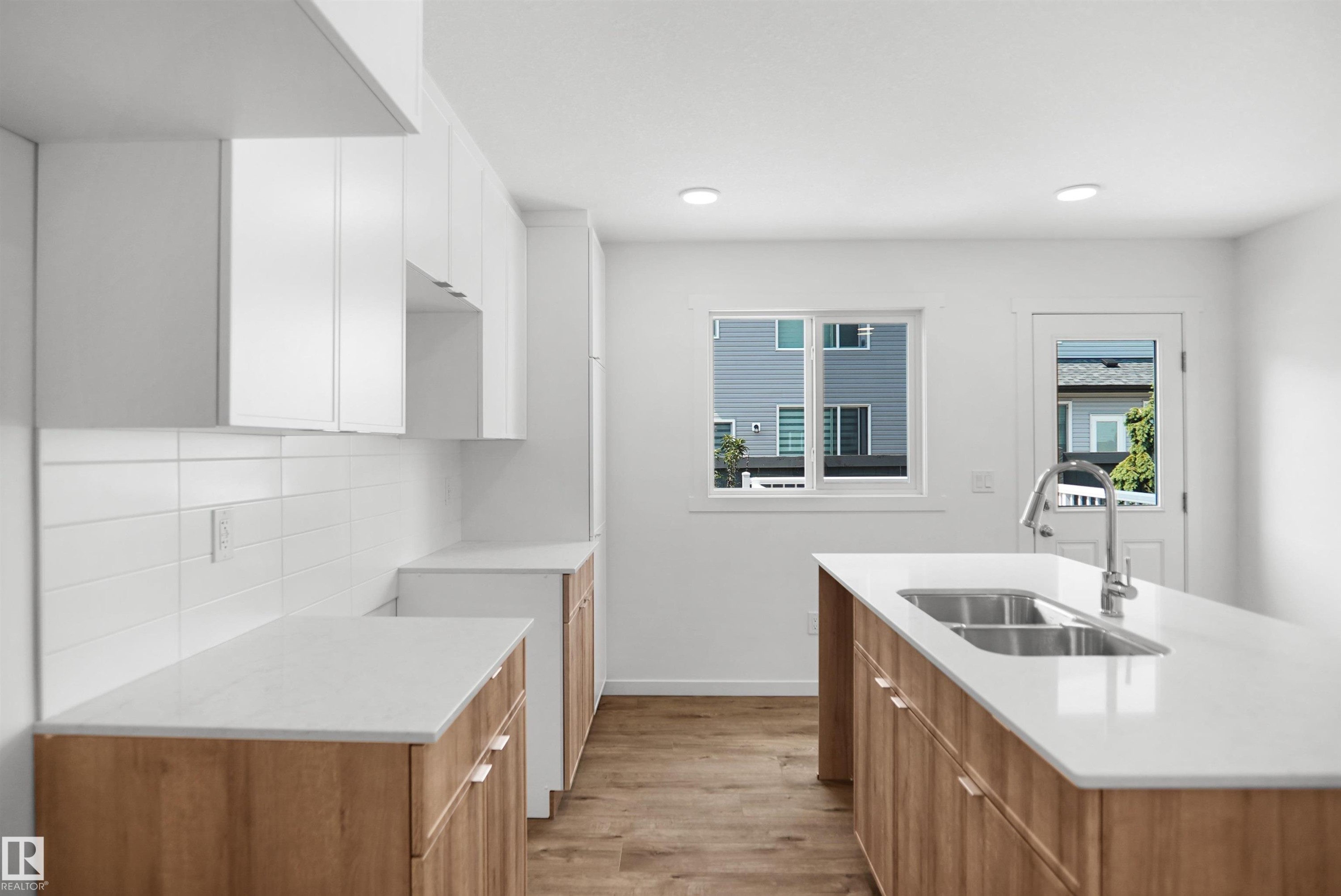 #35 1009 Cy Becker Rd Nw, Edmonton, AB - Indoor Photo Showing Kitchen With Double Sink