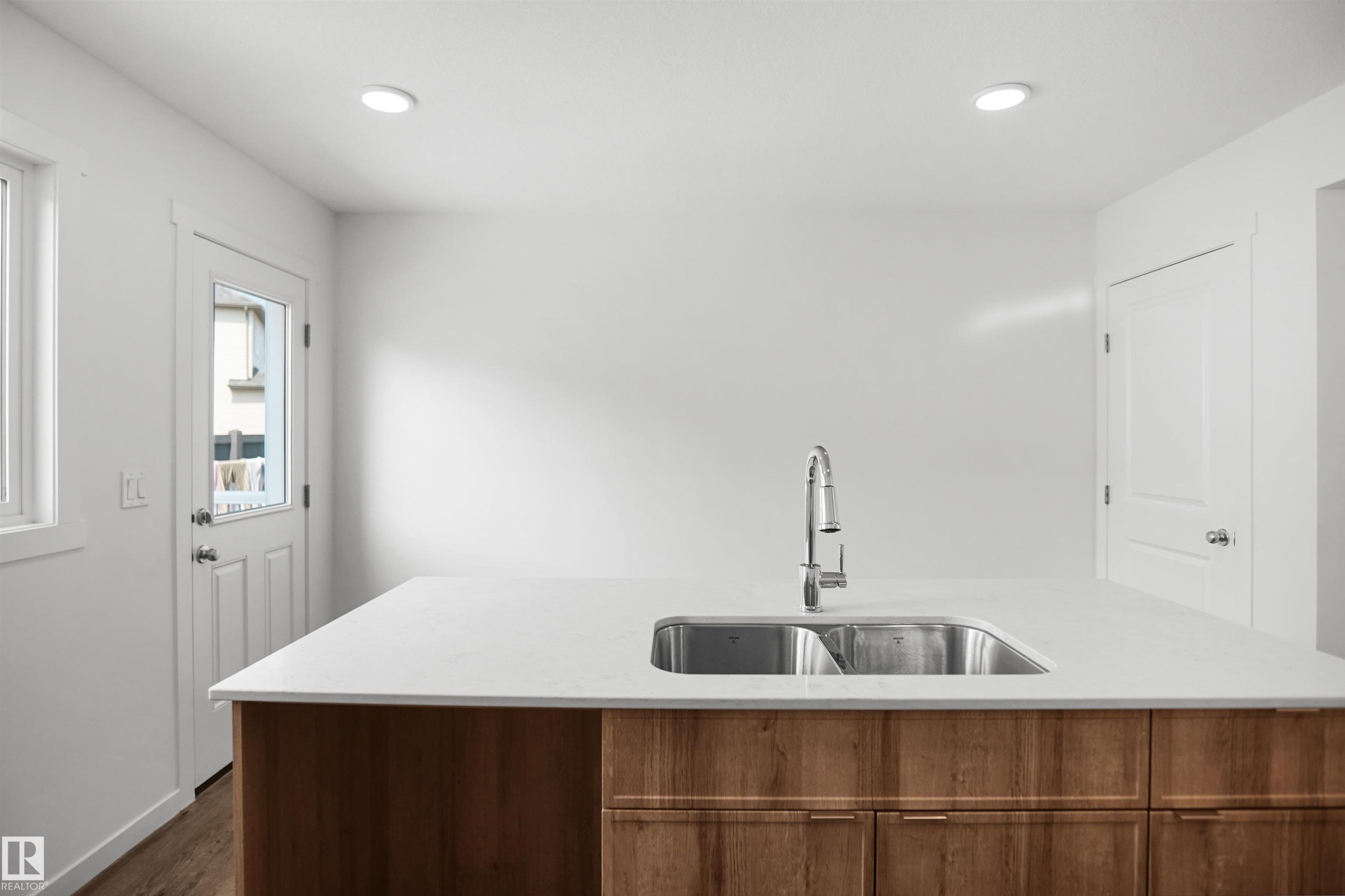 #35 1009 Cy Becker Rd Nw, Edmonton, AB - Indoor Photo Showing Kitchen With Double Sink