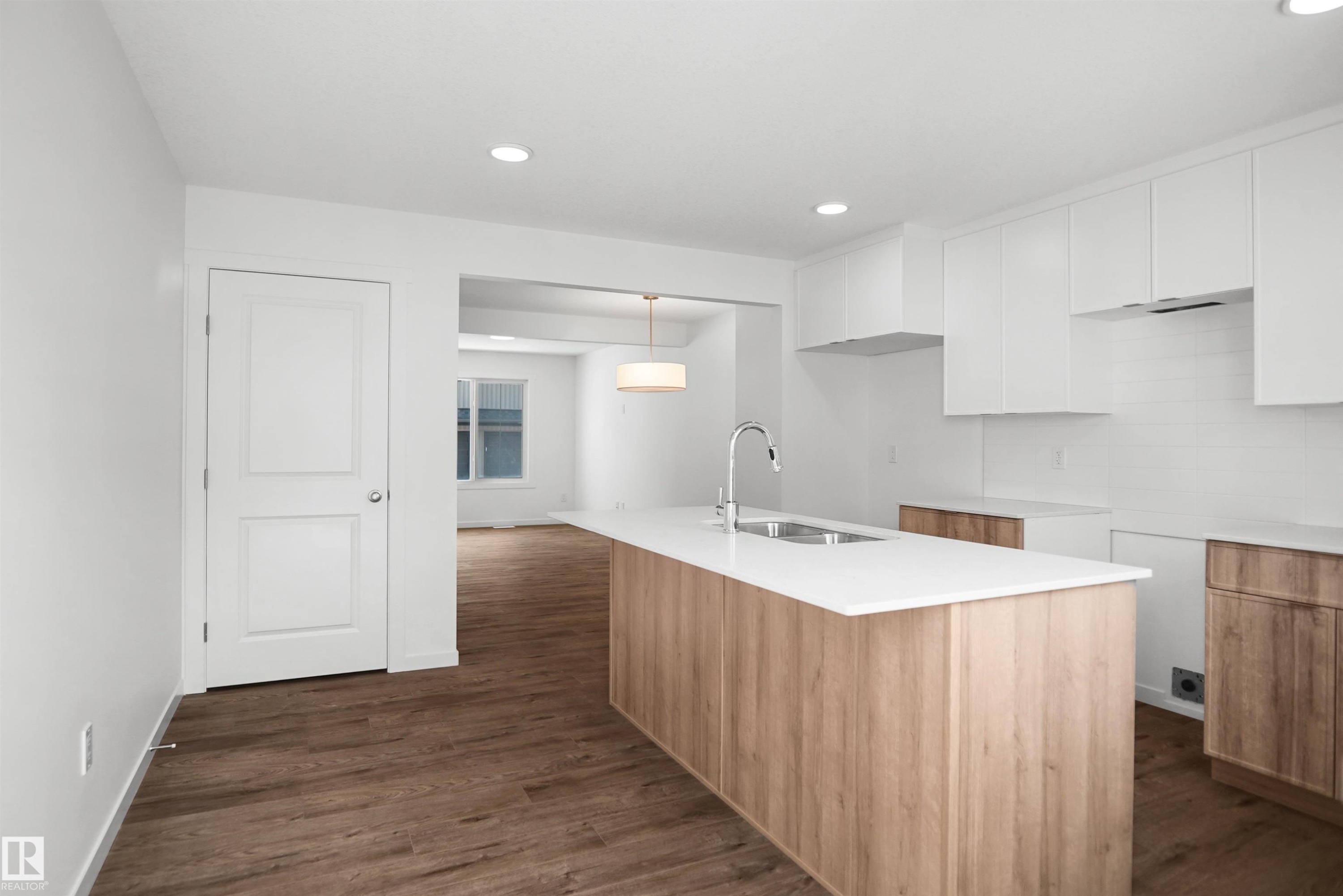 #35 1009 Cy Becker Rd Nw, Edmonton, AB - Indoor Photo Showing Kitchen With Double Sink