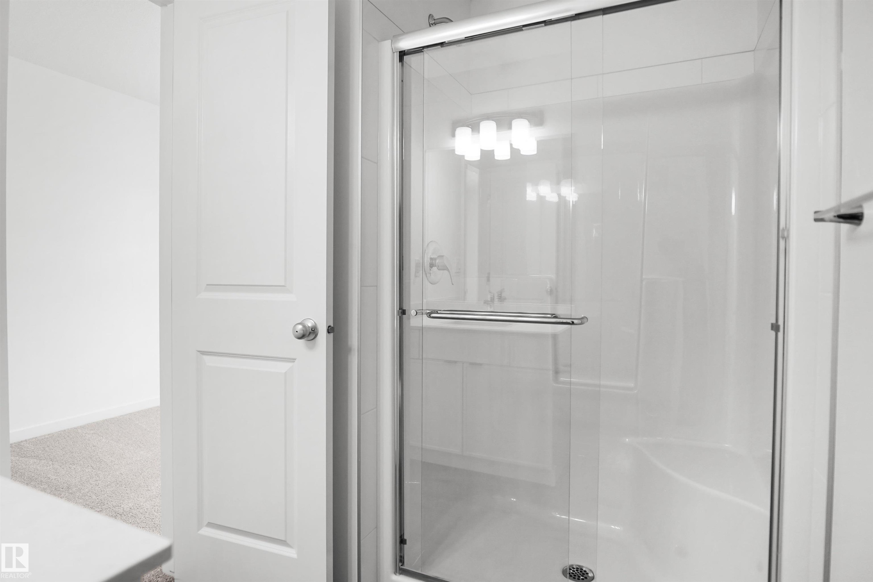 #35 1009 Cy Becker Rd Nw, Edmonton, AB - Indoor Photo Showing Bathroom
