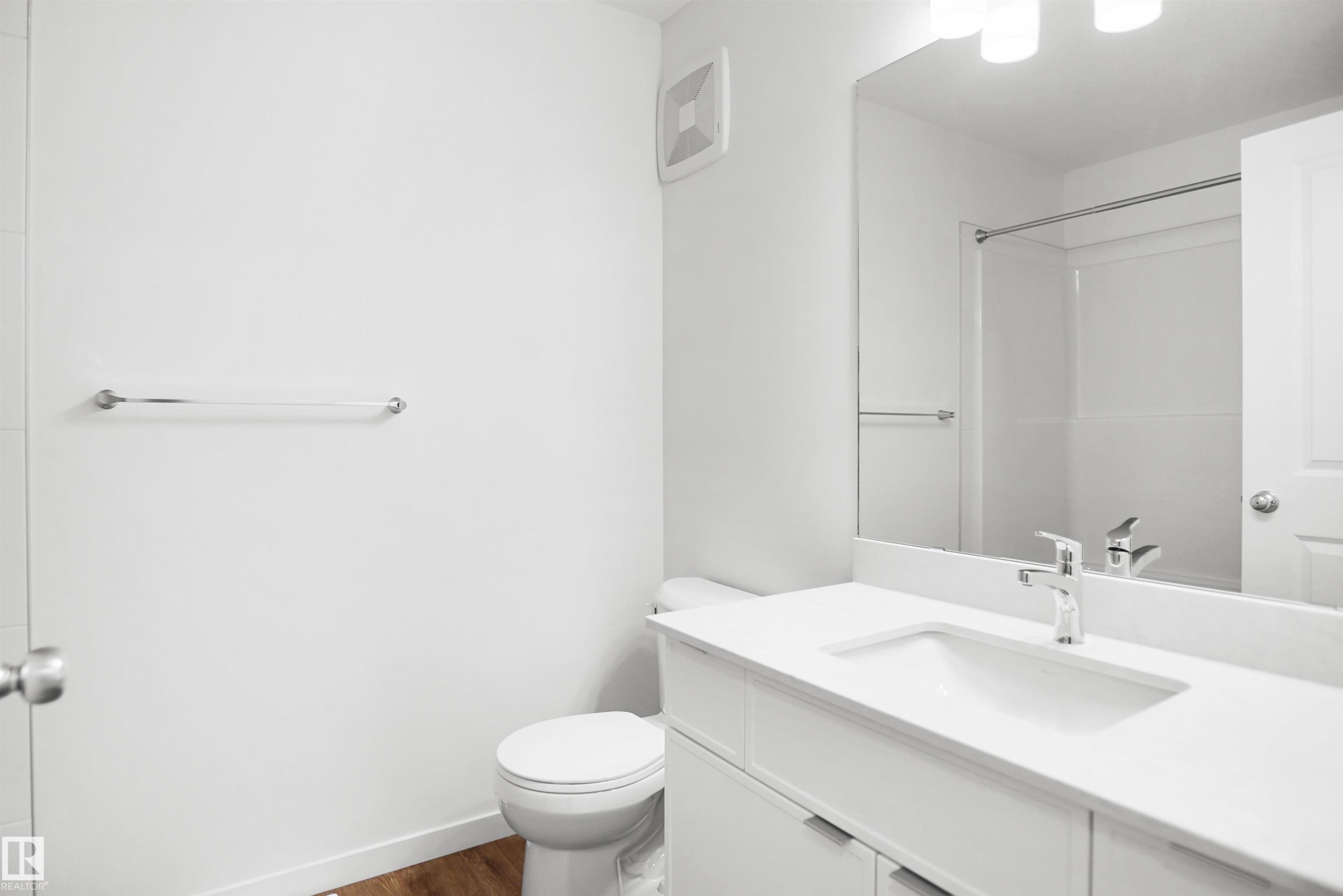 #35 1009 Cy Becker Rd Nw, Edmonton, AB - Indoor Photo Showing Bathroom