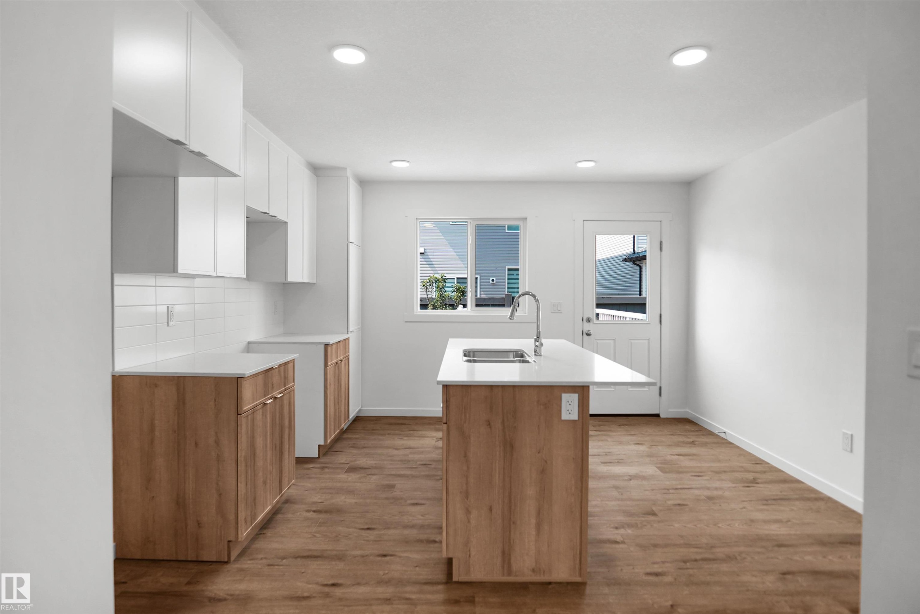 #35 1009 Cy Becker Rd Nw, Edmonton, AB - Indoor Photo Showing Kitchen