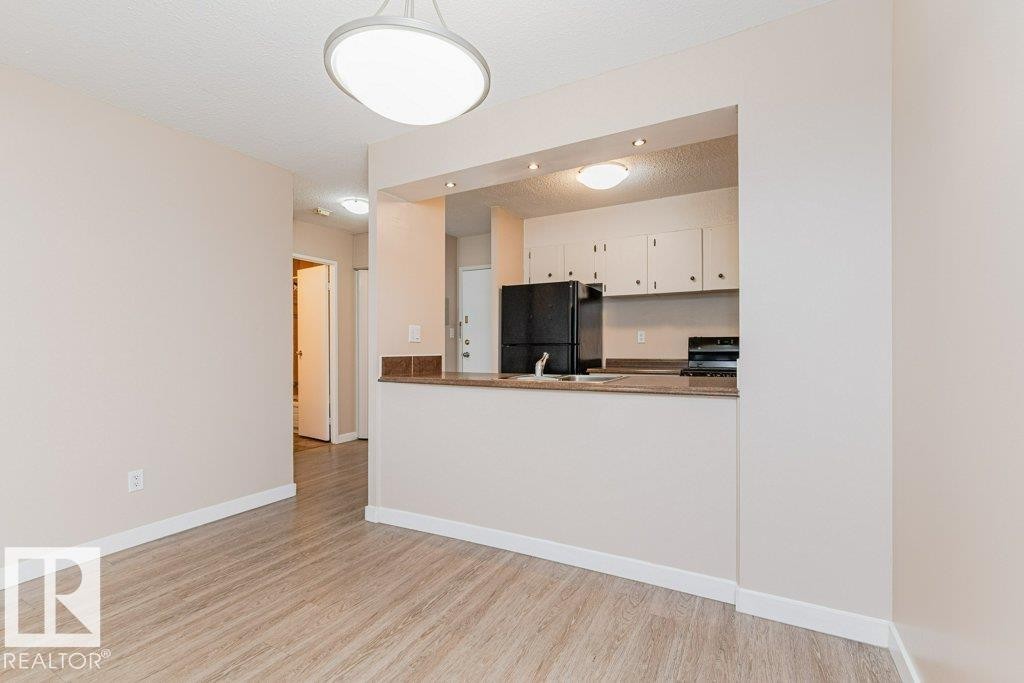 #327 10160 114 St Nw, Edmonton, AB - Indoor Photo Showing Kitchen
